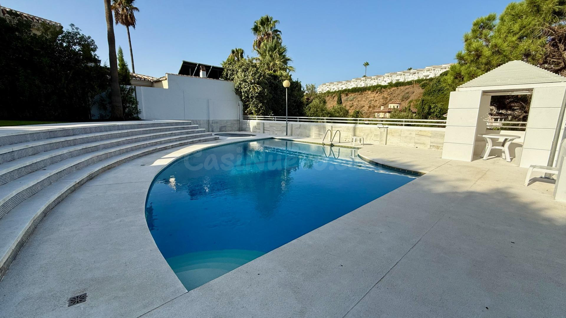 Chalet adosado con jardín privado y gran potencial en Calaho