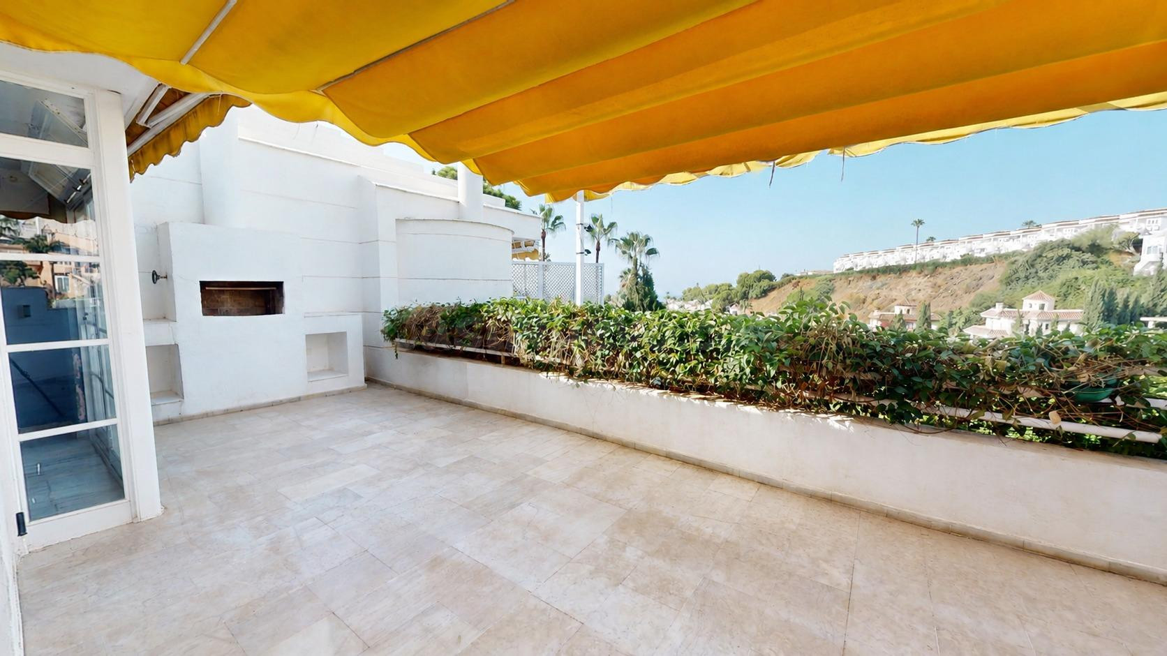 Chalet adosado con jardín privado y gran potencial en Calaho - foto 2
