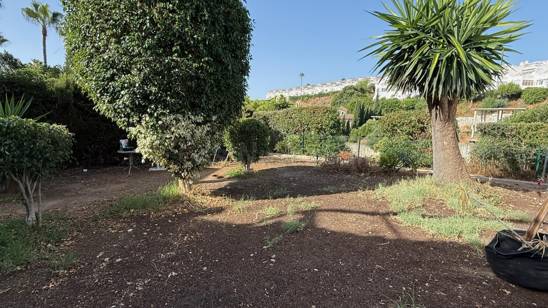 Chalet adosado con jardín privado y gran potencial en Calaho - foto 4