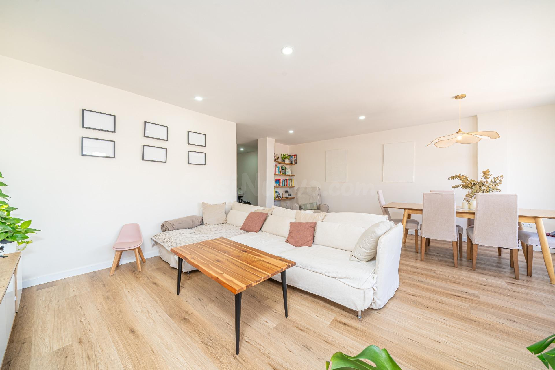 Piso reformado de tres habitaciones y balcón en Pere Garau