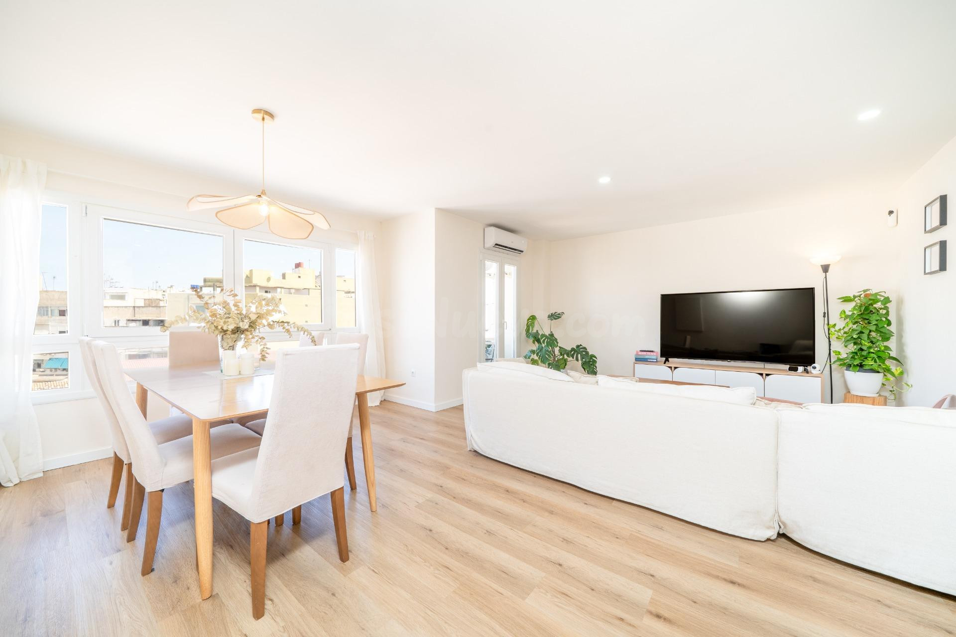 Piso reformado de tres habitaciones y balcón en Pere Garau - foto 2