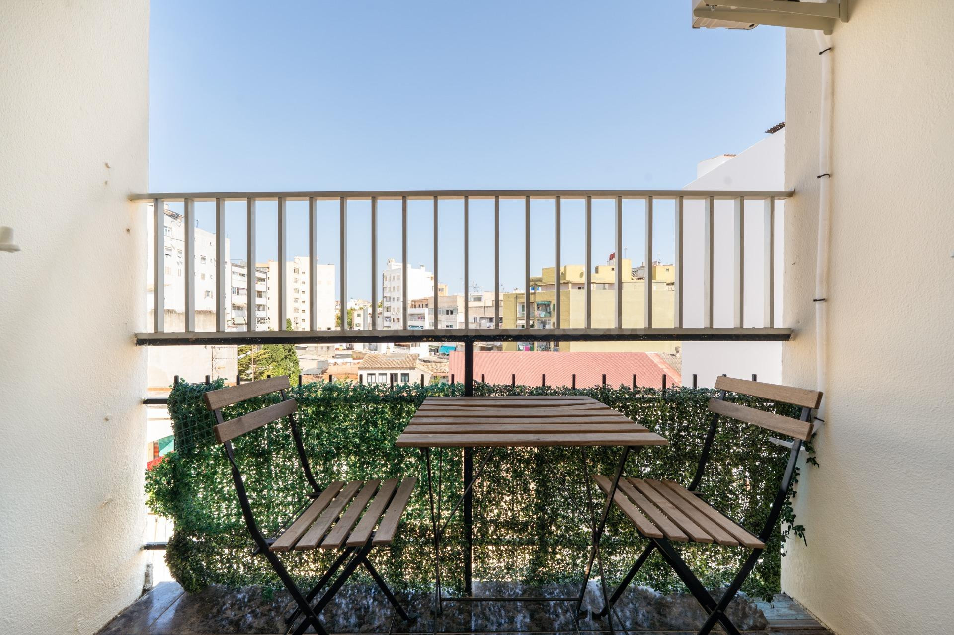 Piso reformado de tres habitaciones y balcón en Pere Garau - foto 3