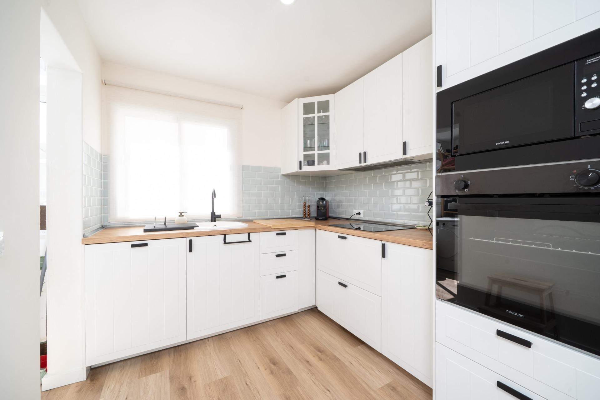 Piso reformado de tres habitaciones y balcón en Pere Garau - foto 4