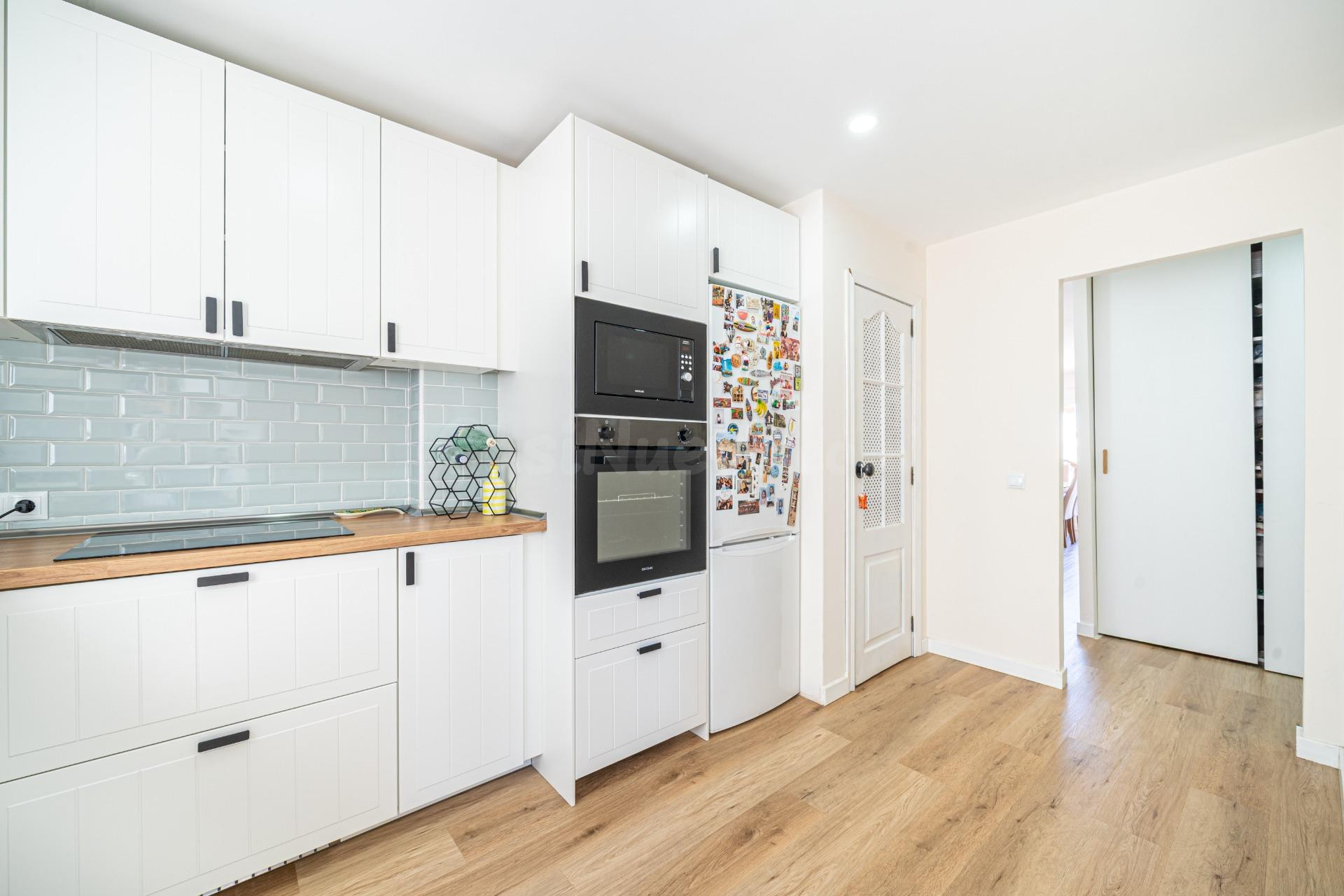 Piso reformado de tres habitaciones y balcón en Pere Garau - foto 5