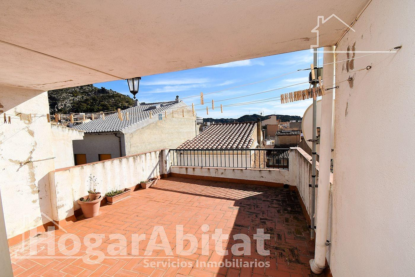 AMPLIA CASA CON TERRAZA Y BALCÓN - foto 3
