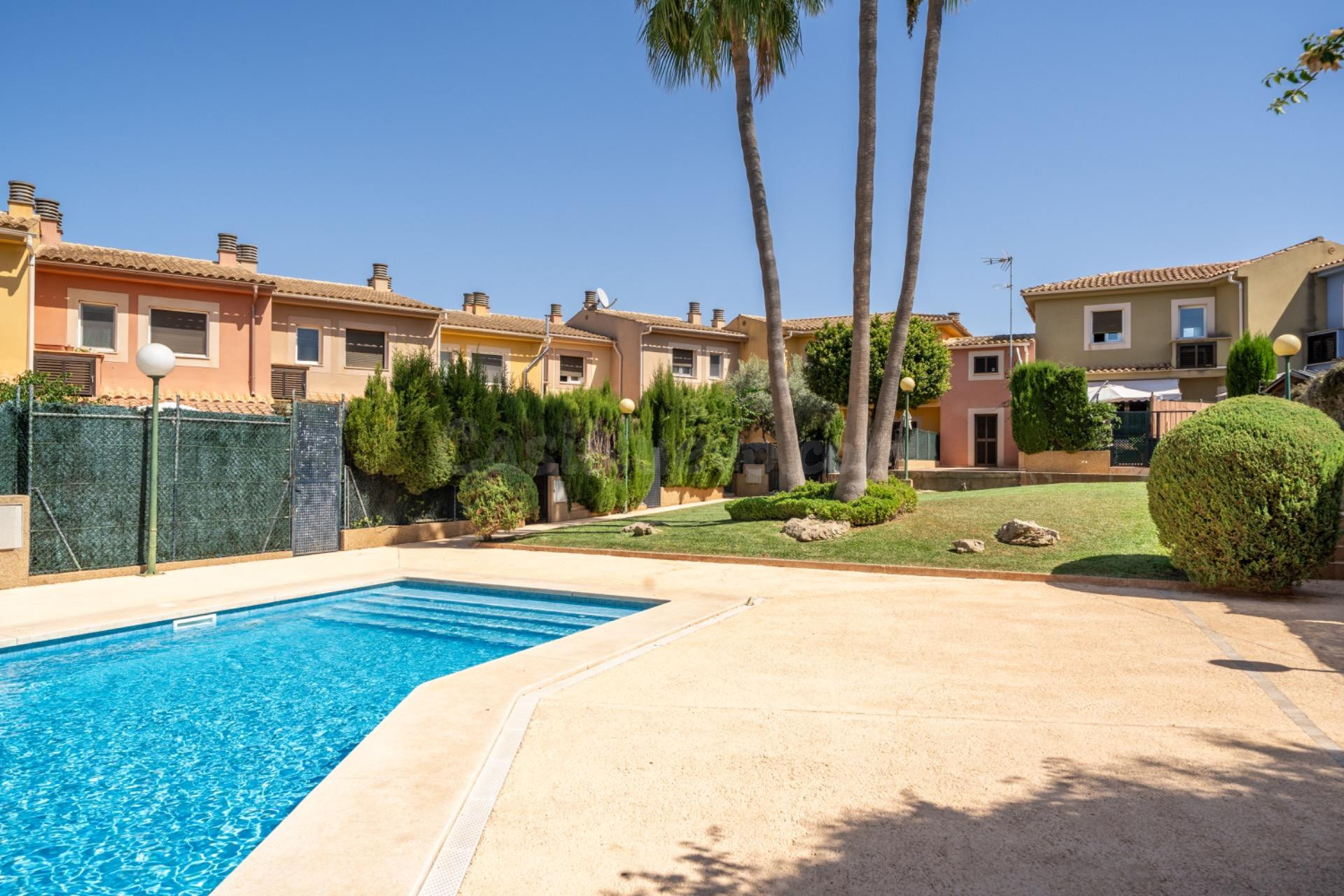 Alquiler chalet adosado en Sa torre con piscina comunitaria - foto 2