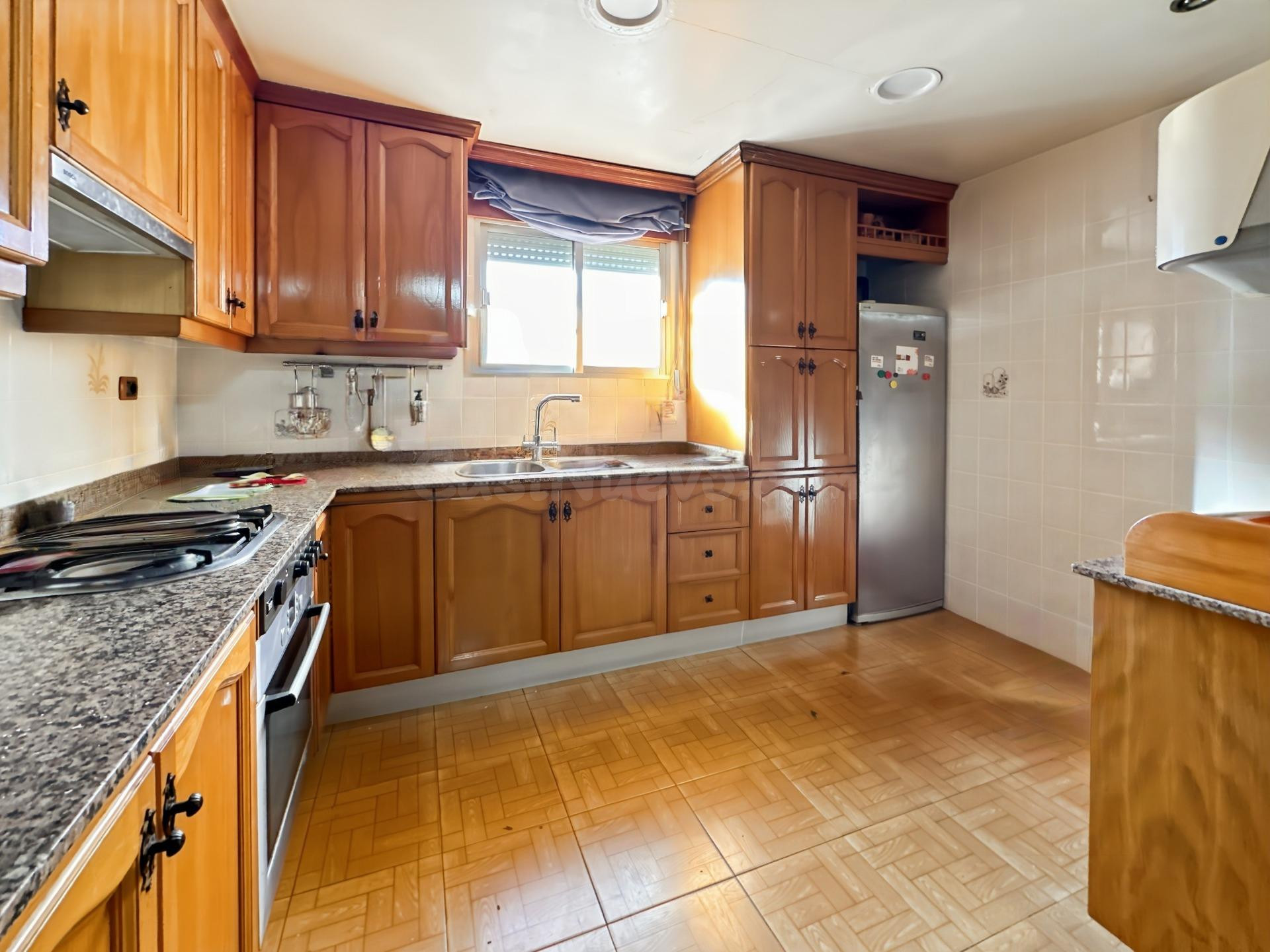 Casa en venta en el Grupo Reyes,5 dormitorios 2 baños 2 terr