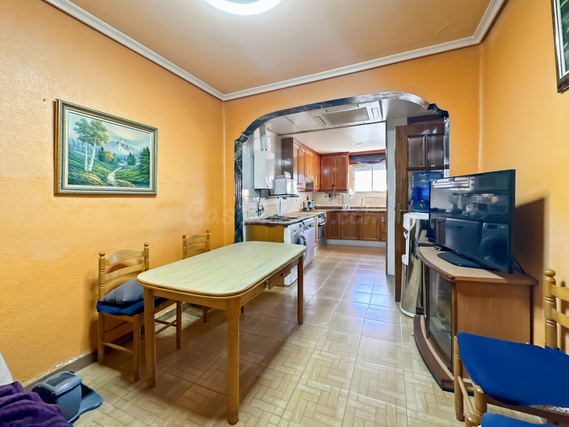 Casa en venta en el Grupo Reyes,5 dormitorios 2 baños 2 terr - foto 3