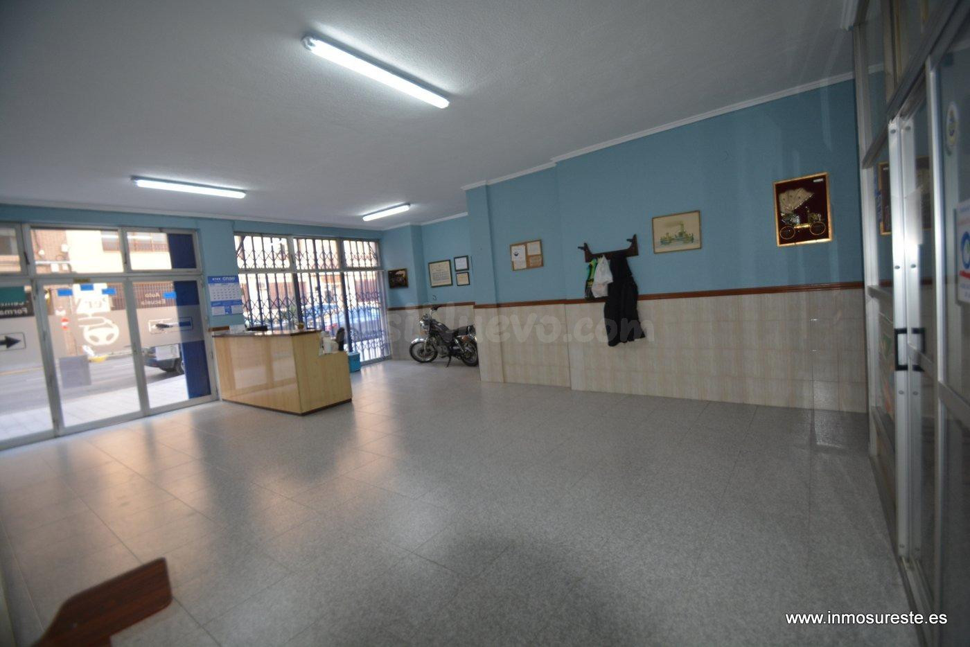 ¡¡ OPORTUNIDAD ÚNICA !! Amplio local comercial en el corazón