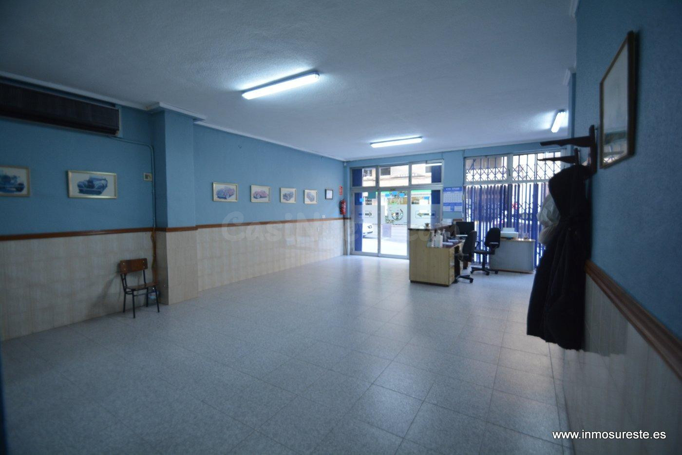 ¡¡ OPORTUNIDAD ÚNICA !! Amplio local comercial en el corazón - foto 2