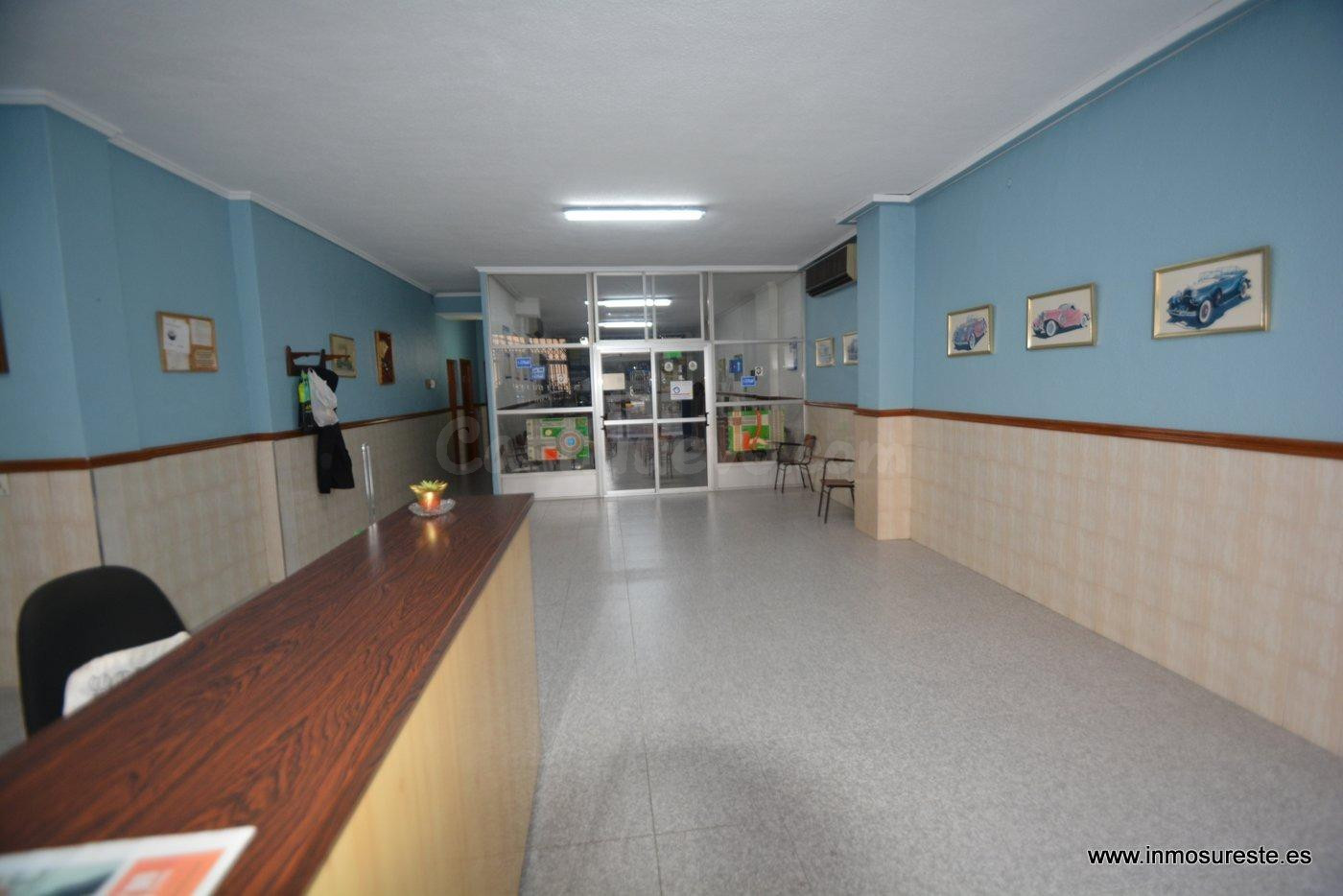 ¡¡ OPORTUNIDAD ÚNICA !! Amplio local comercial en el corazón - foto 3