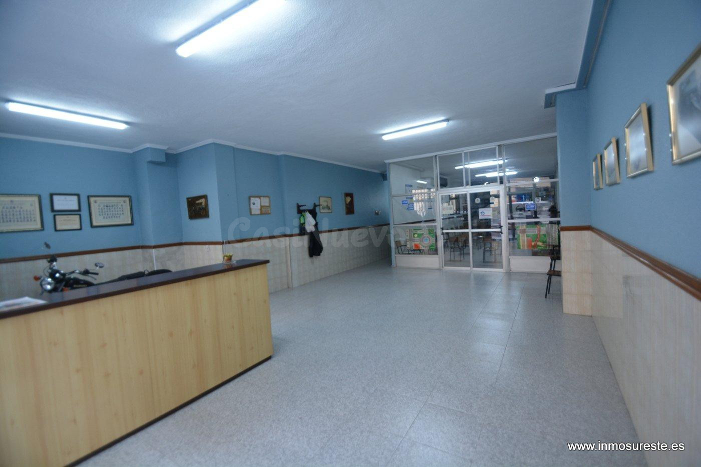 ¡¡ OPORTUNIDAD ÚNICA !! Amplio local comercial en el corazón - foto 4