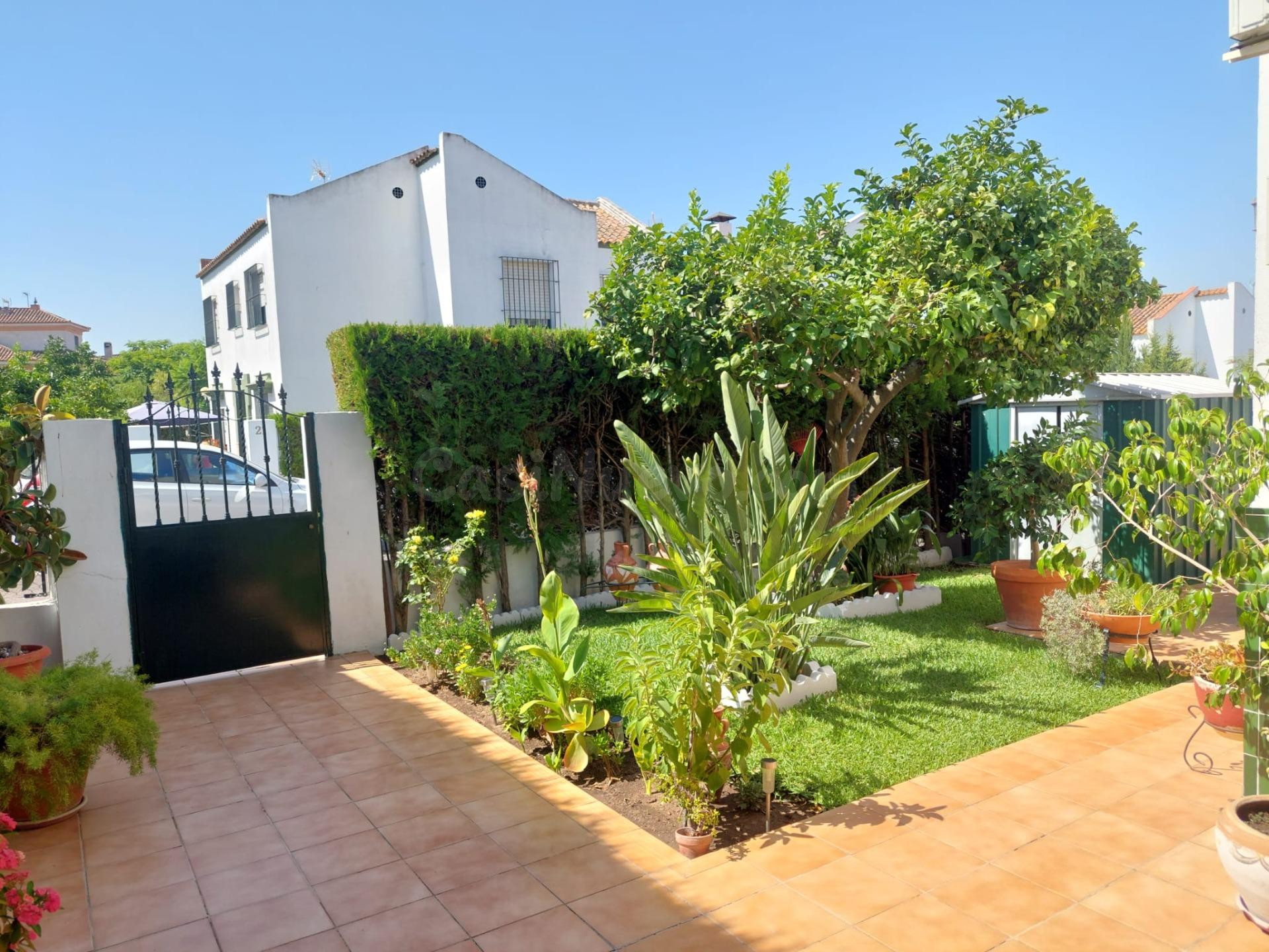 Chalet pareado con amplios espacios exteriores y piscina com