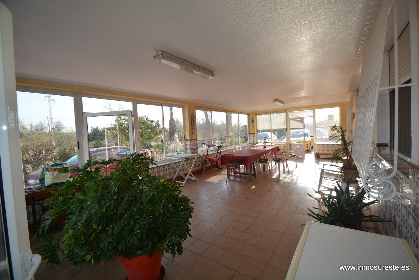 Chalet en Crevillente con 16.294 m2. en dos parcelas. Piscina propia.
