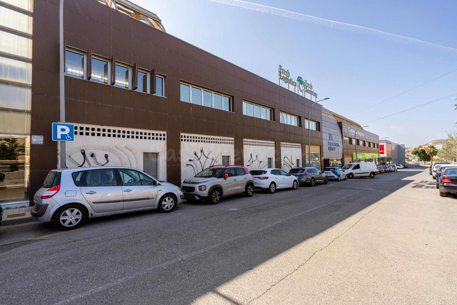 Local comercial 411m² en alquiler - Poligono venta alegre - foto 2