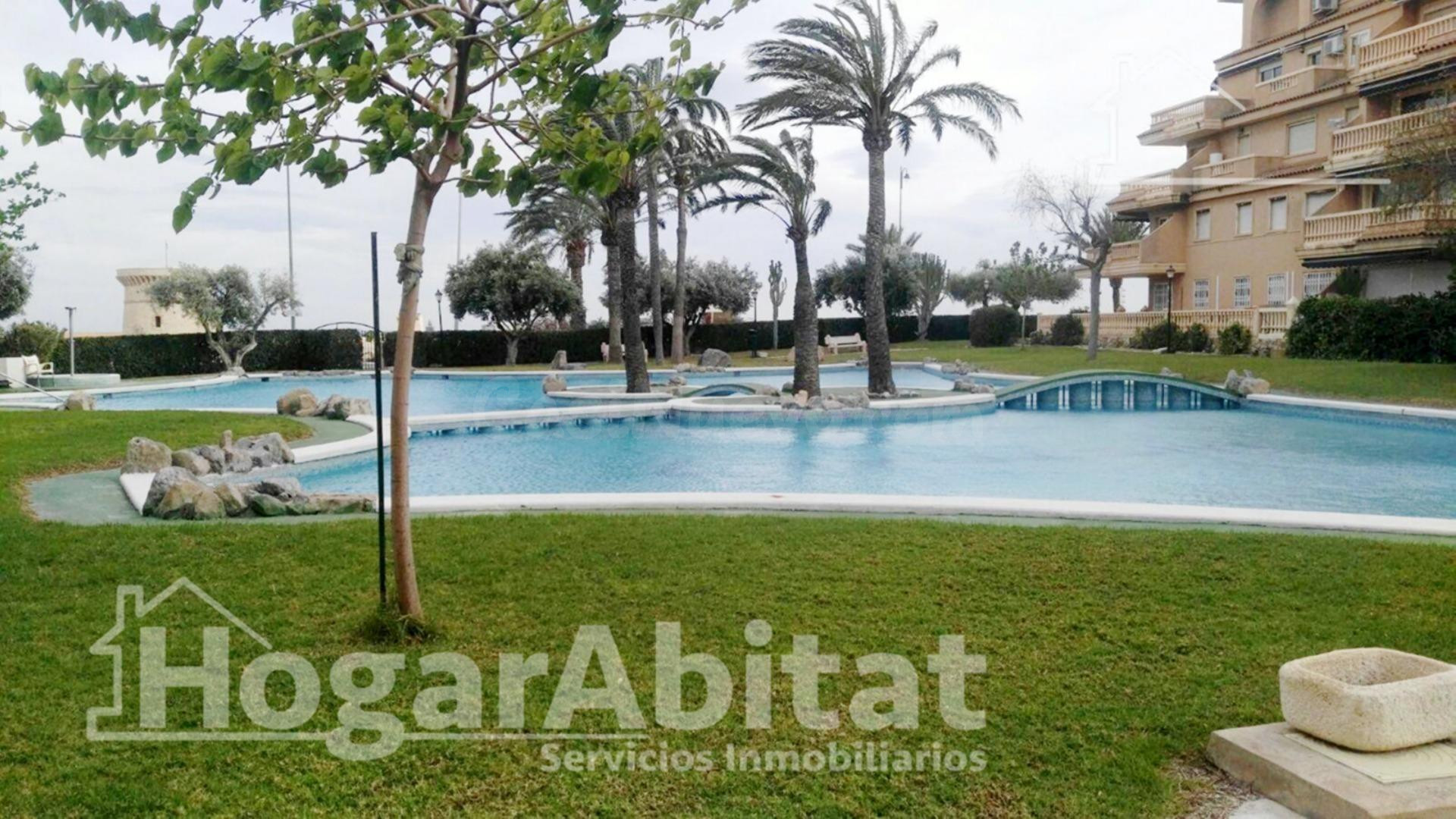 EN RESIDENCIAL CON PISCINA, GARAJE Y TERRAZA JUNTO A LA PLAY