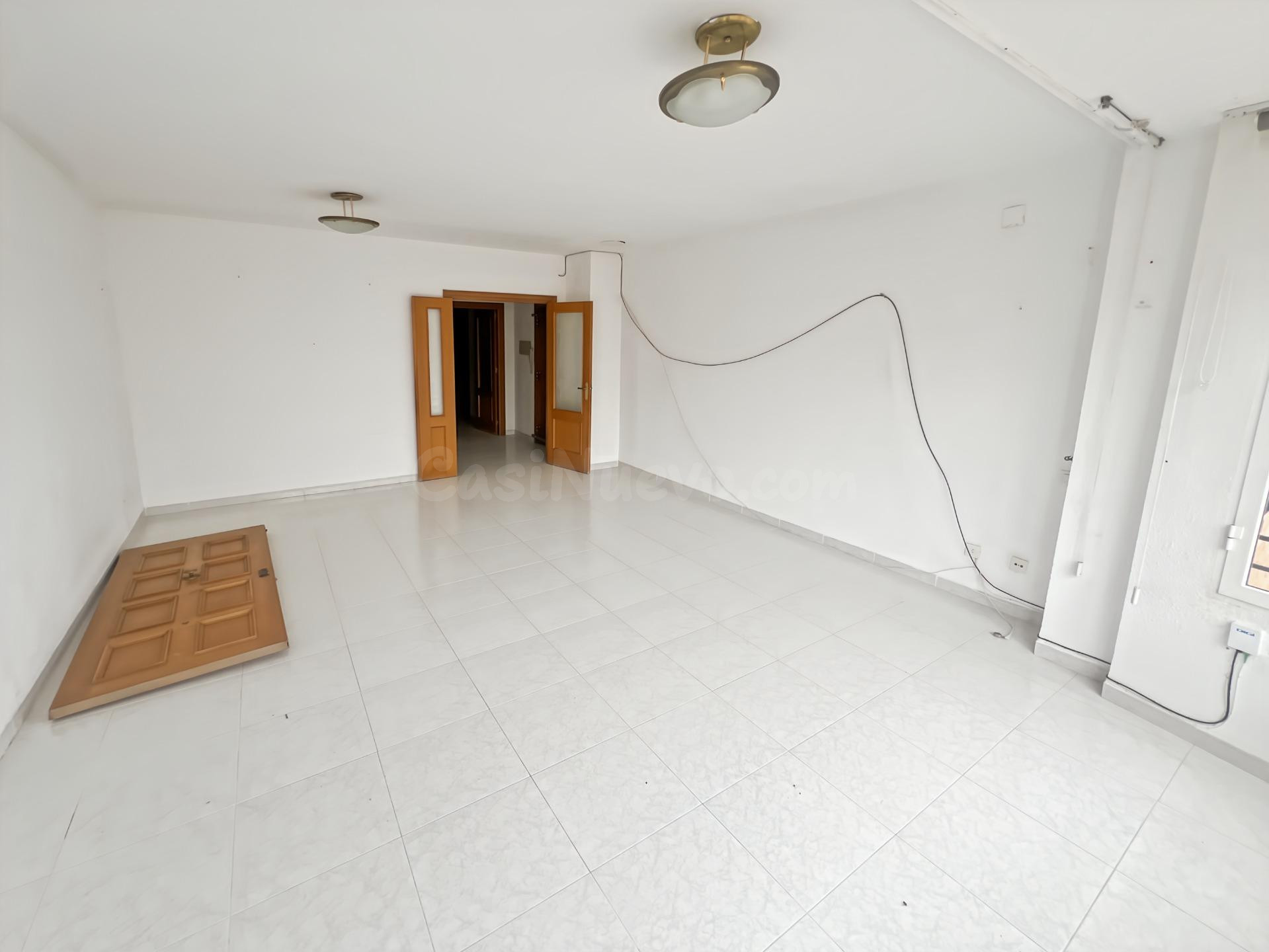 Amplio Piso en Vinaròs - Ideal para Reformar a Tu Gusto - foto 3