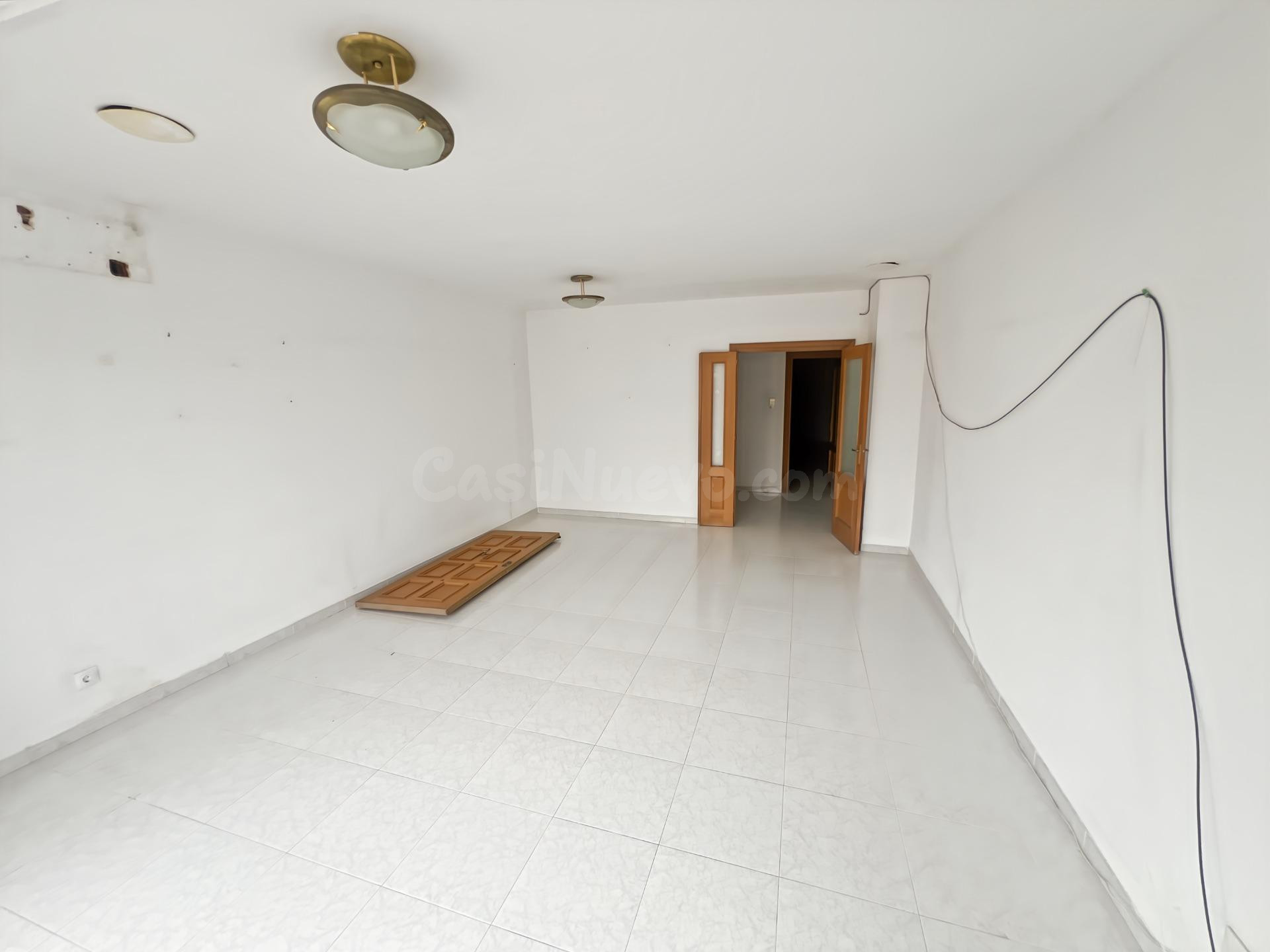 Amplio Piso en Vinaròs - Ideal para Reformar a Tu Gusto - foto 4