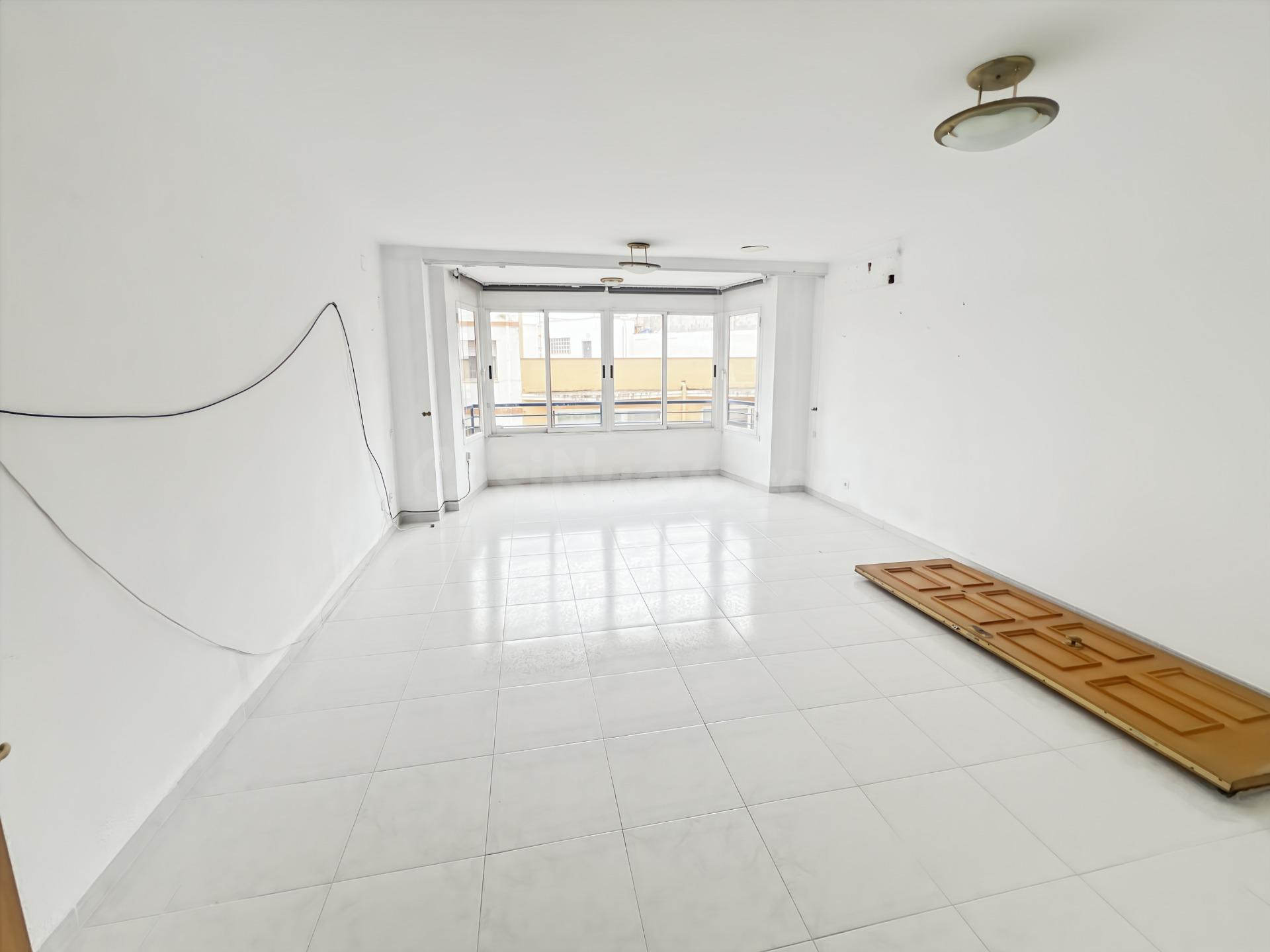 Amplio Piso en Vinaròs - Ideal para Reformar a Tu Gusto - foto 5