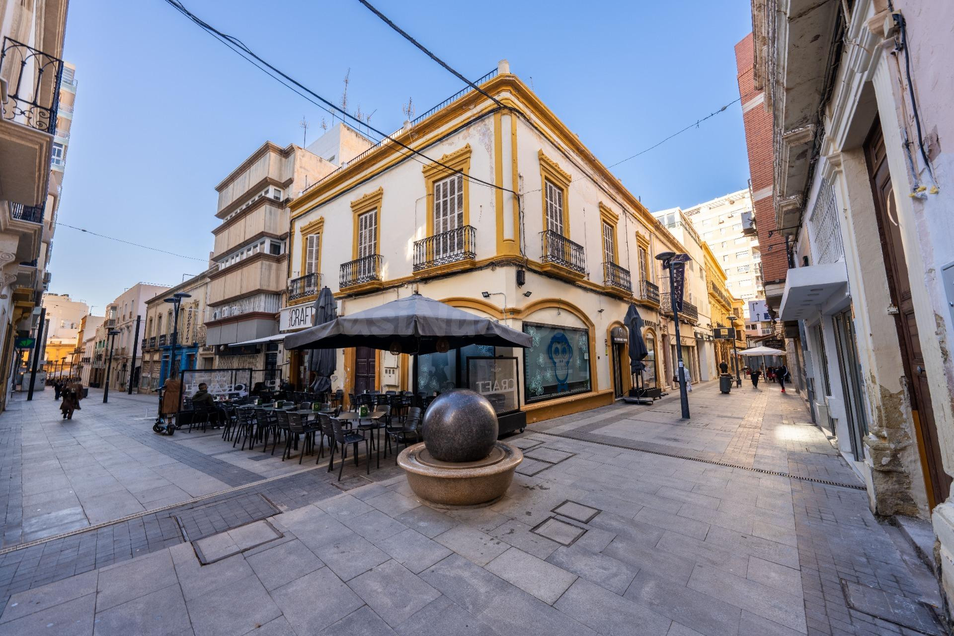 CASA JUNTO AL PASEO DE ALMERIA. 167 M2 CON TERRAZA DE OTROS 