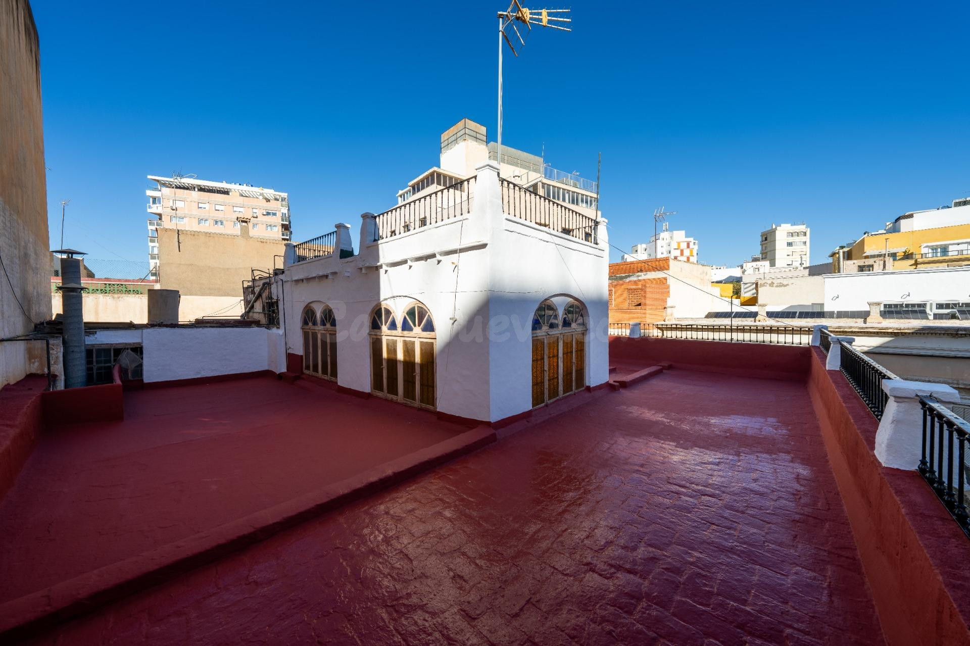 CASA JUNTO AL PASEO DE ALMERIA. 167 M2 CON TERRAZA DE OTROS  - foto 2