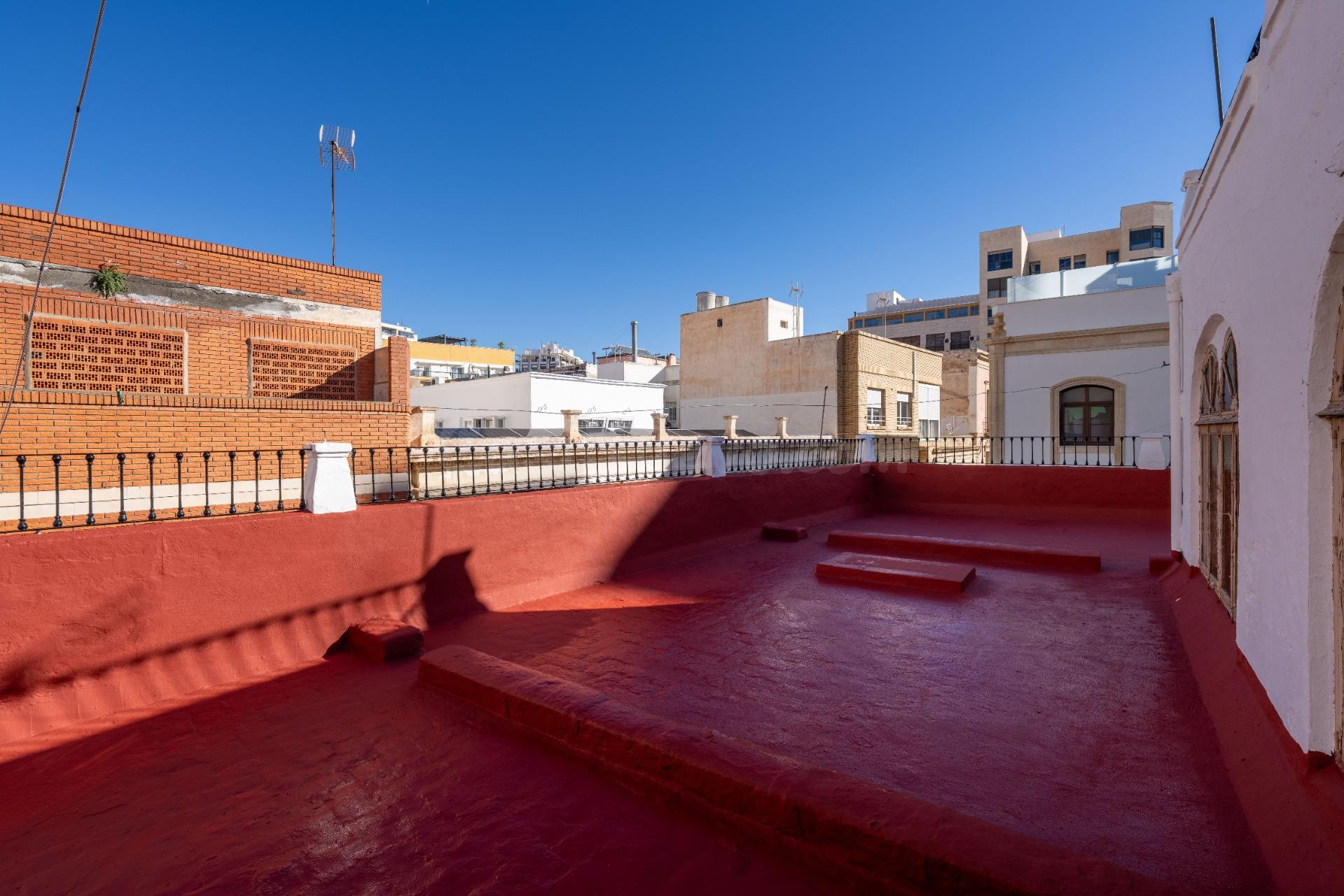 CASA JUNTO AL PASEO DE ALMERIA. 167 M2 CON TERRAZA DE OTROS  - foto 3