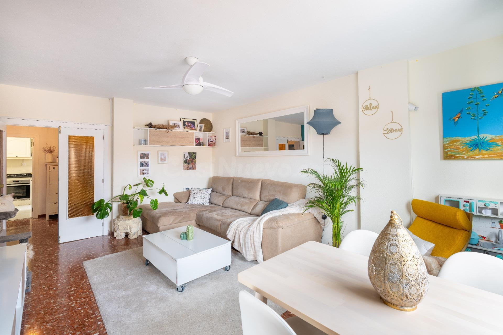 Amplia vivienda con plaza de garaje y excelente distribución - foto 3