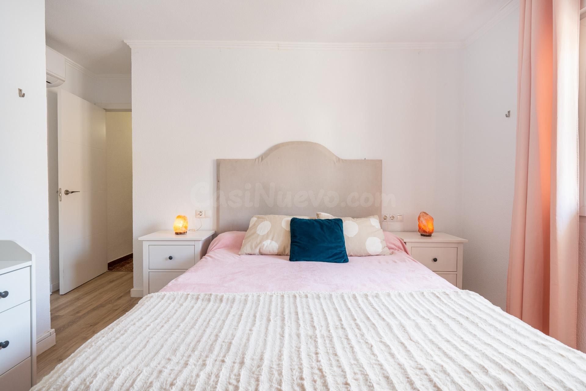 Amplia vivienda con plaza de garaje y excelente distribución - foto 4