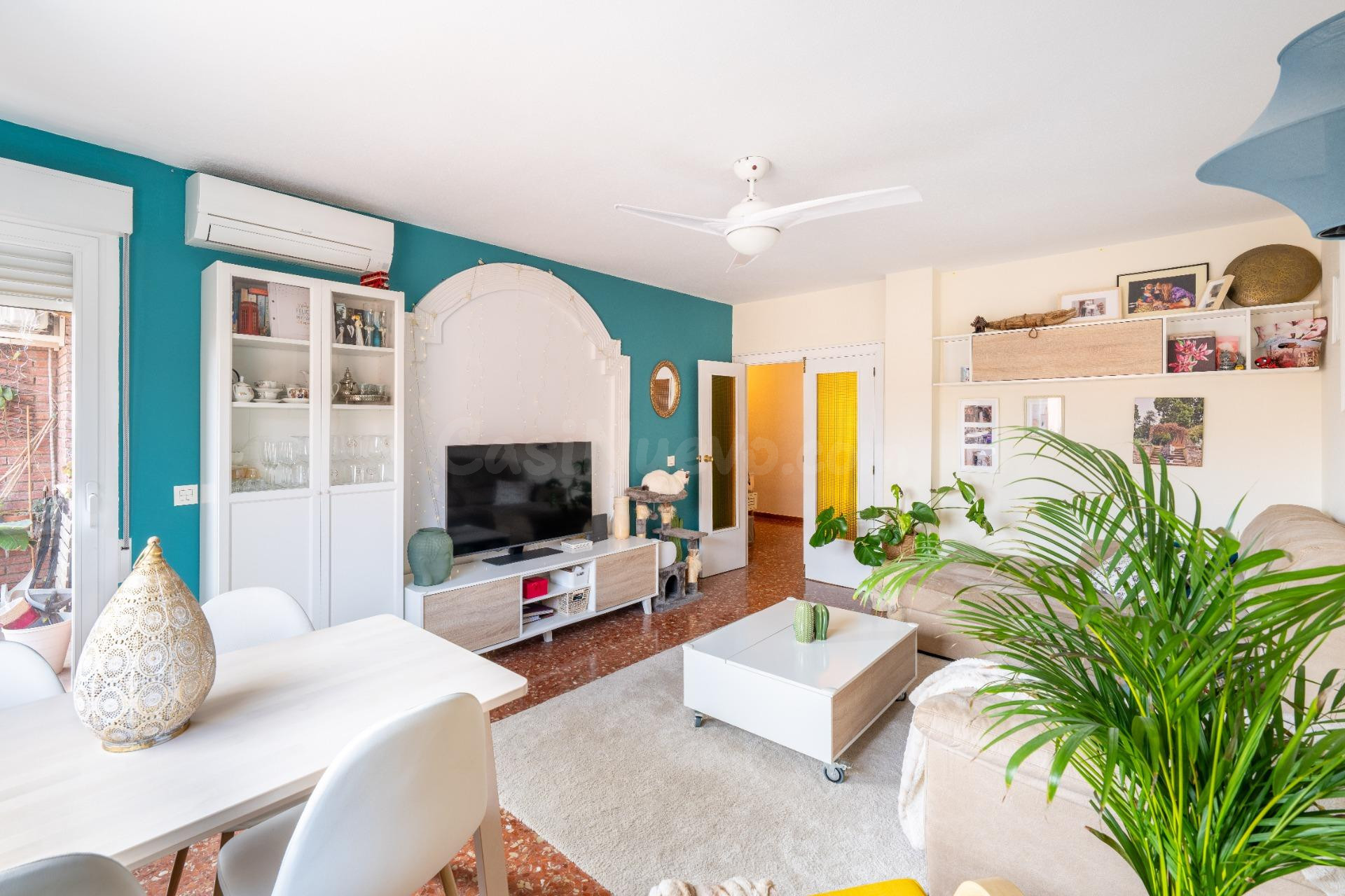 Amplia vivienda con plaza de garaje y excelente distribución - foto 5