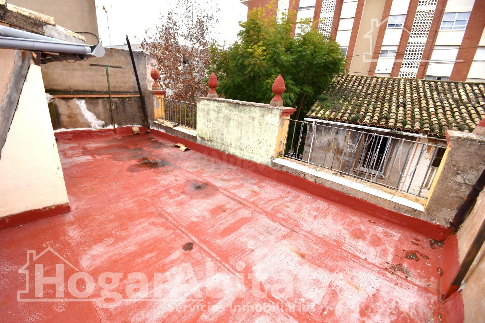 ¡EN PLENO CENTRO! CASA AMPLIA Y SEMIREFORMADA, CON BAJO COME - foto 5
