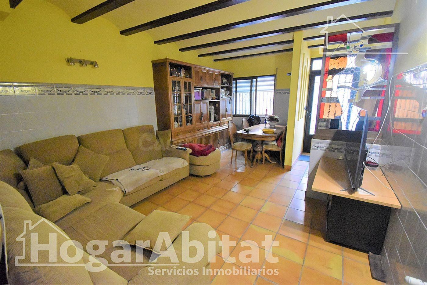 AMPLIA CASA CON TERRAZA Y BALCÓN - foto 2