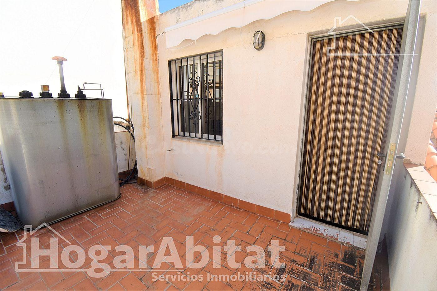 AMPLIA CASA CON TERRAZA Y BALCÓN - foto 3
