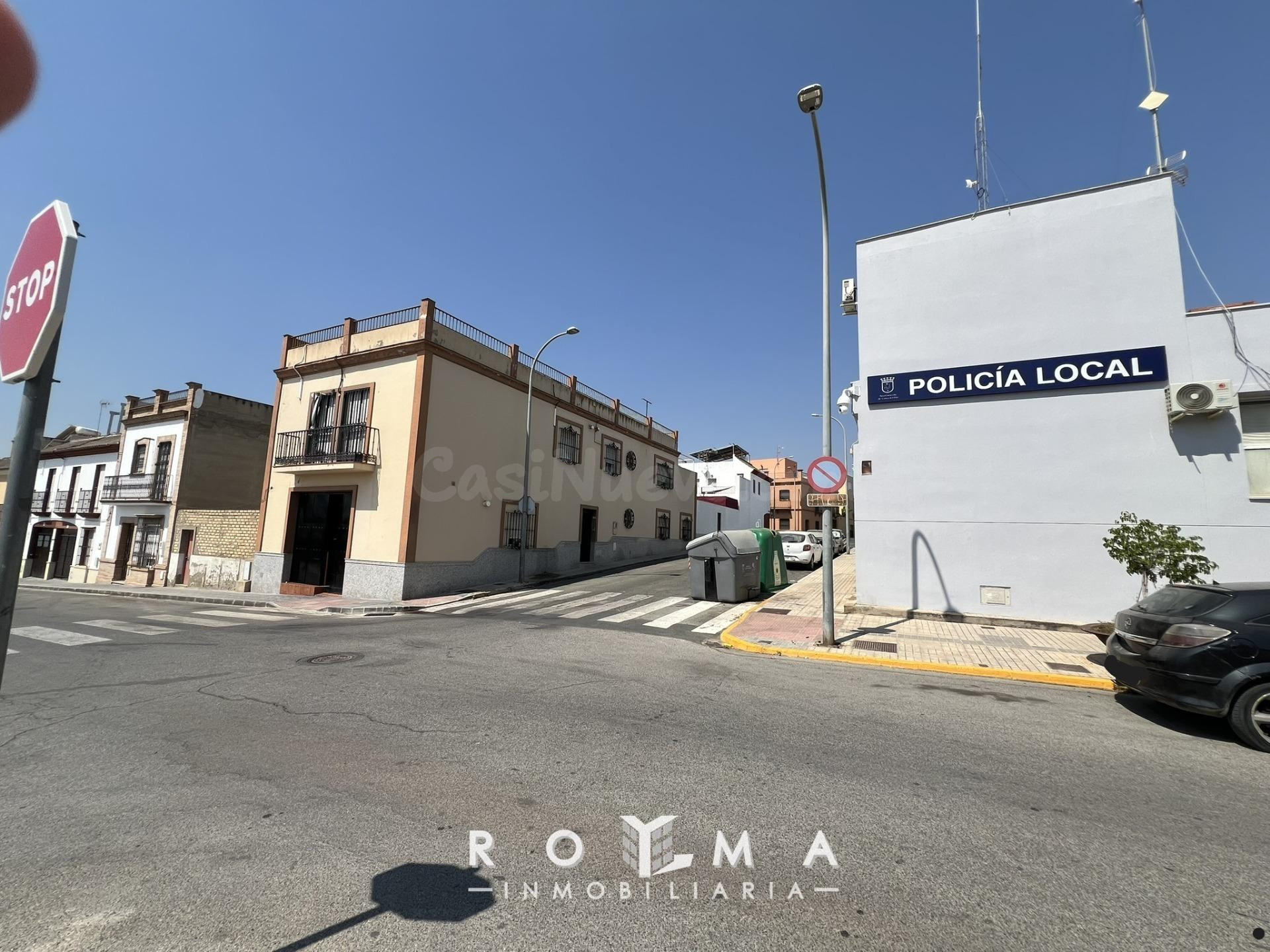 ADOSADA EN CESIÓN DE REMATE - frente Policía local