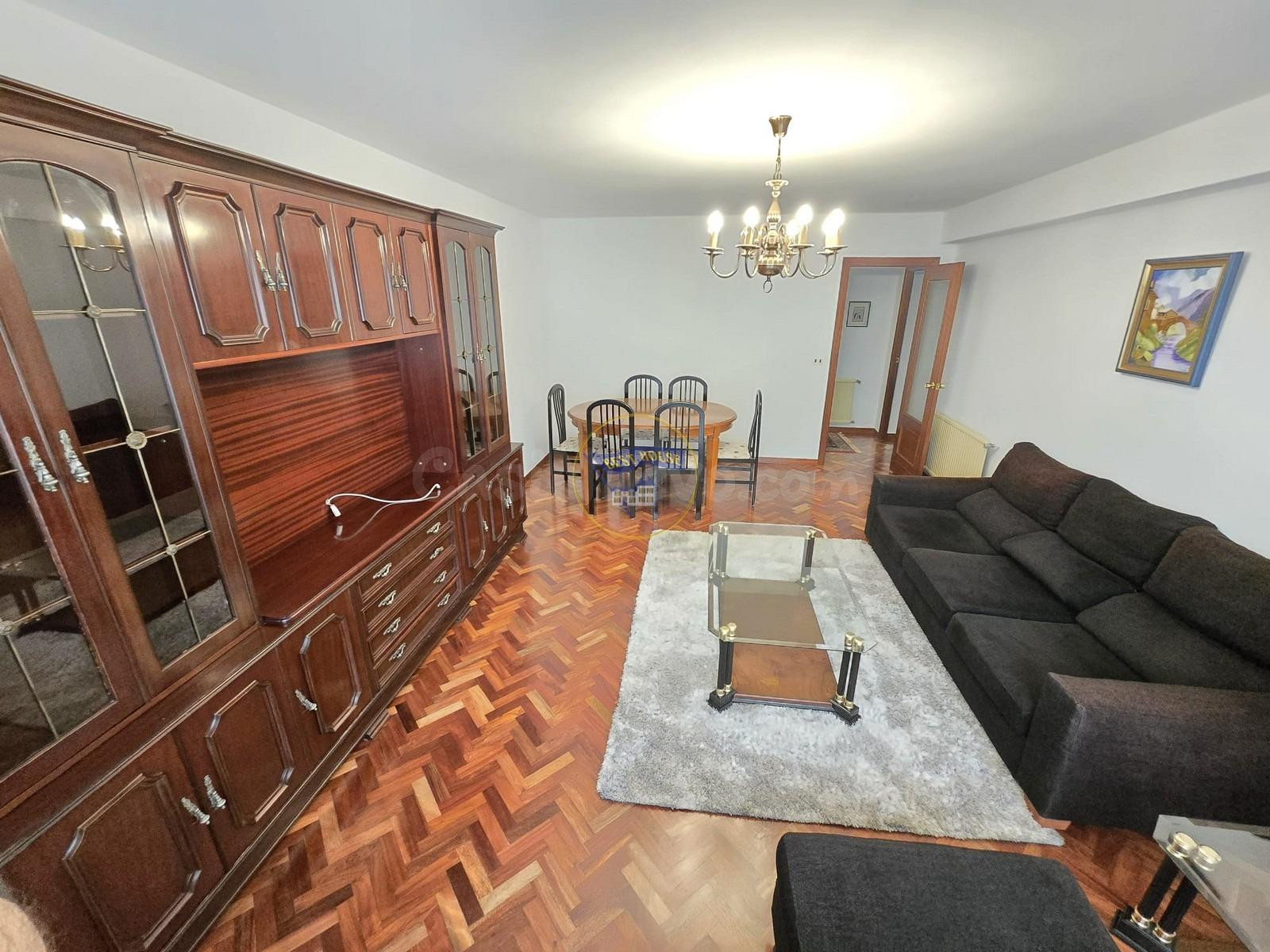 AMPLIO PISO AMUEBLADO DE 4 DORMITORIOS CON PLAZA DE GARAJE - foto 4