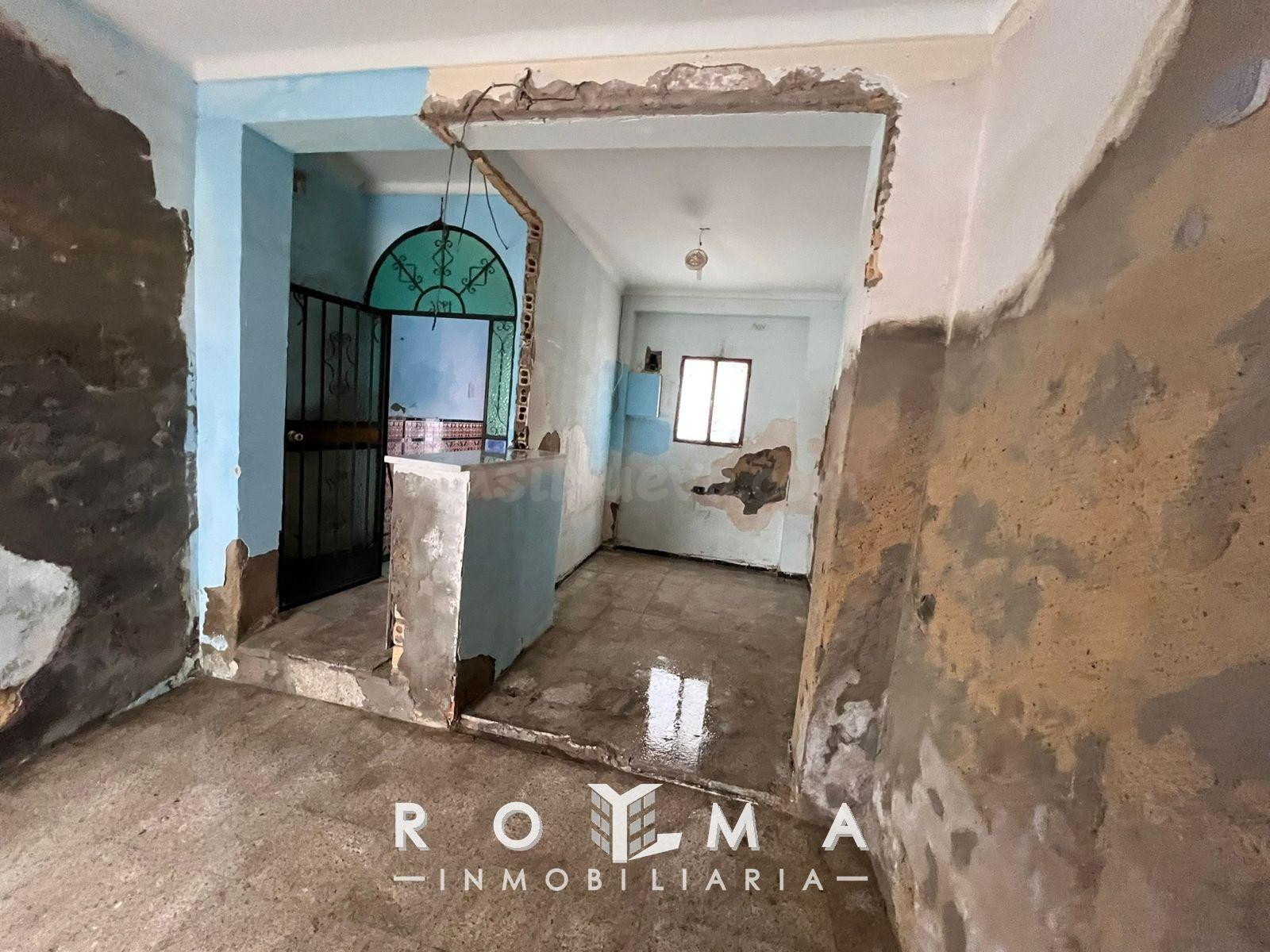 Casa de pueblo a reformar en centro de Arahal