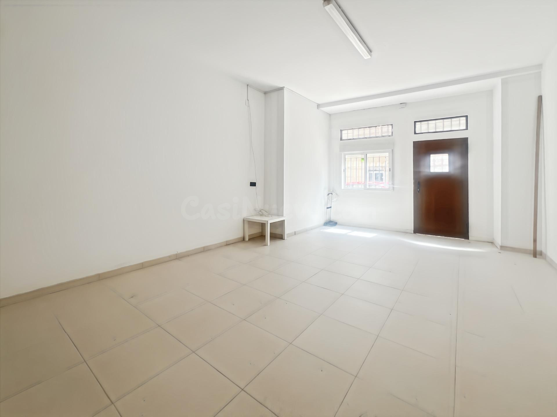 Amplio Local Comercial Reformado en Puerto de Castellón - foto 2