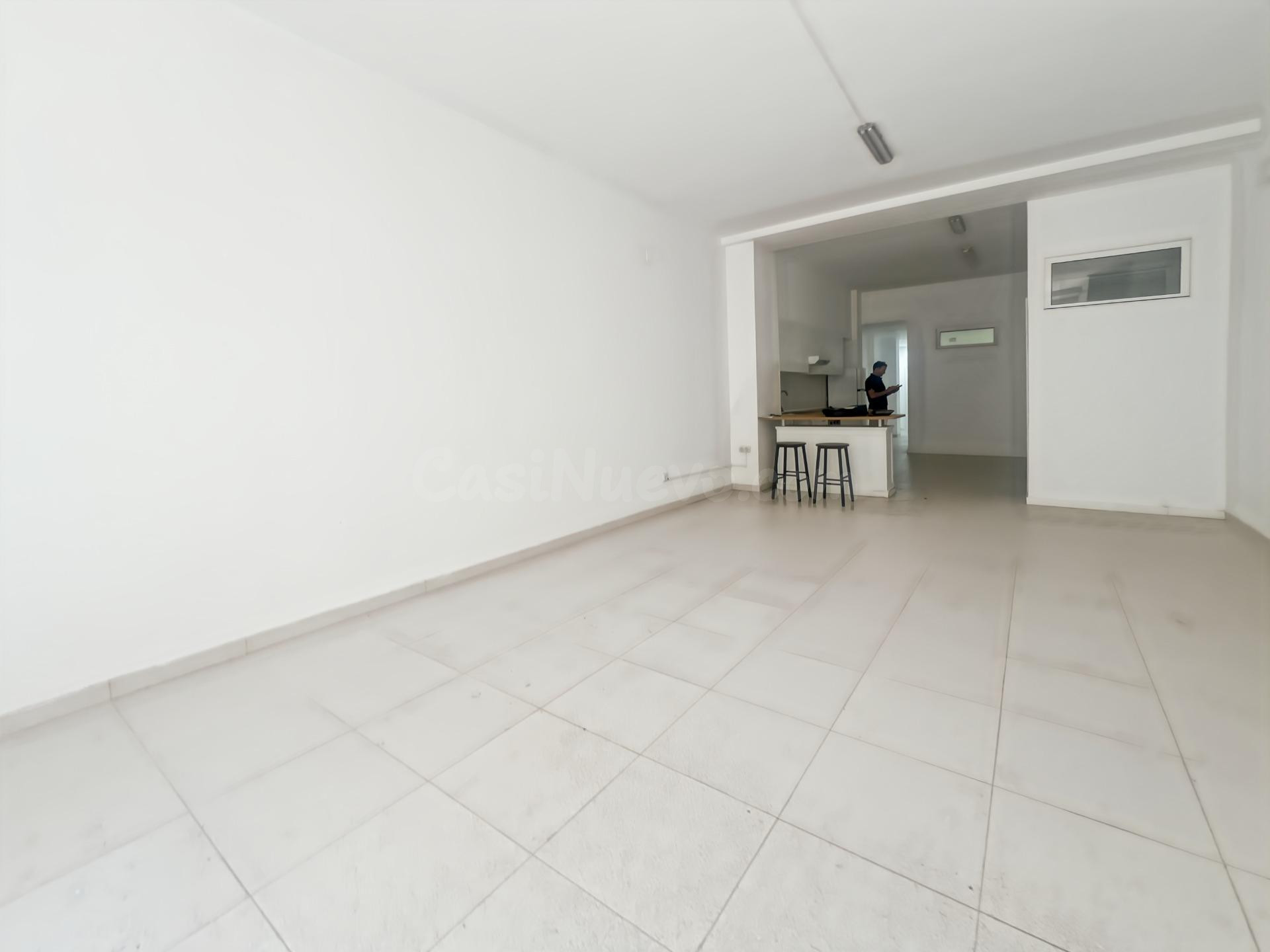 Amplio Local Comercial Reformado en Puerto de Castellón - foto 3