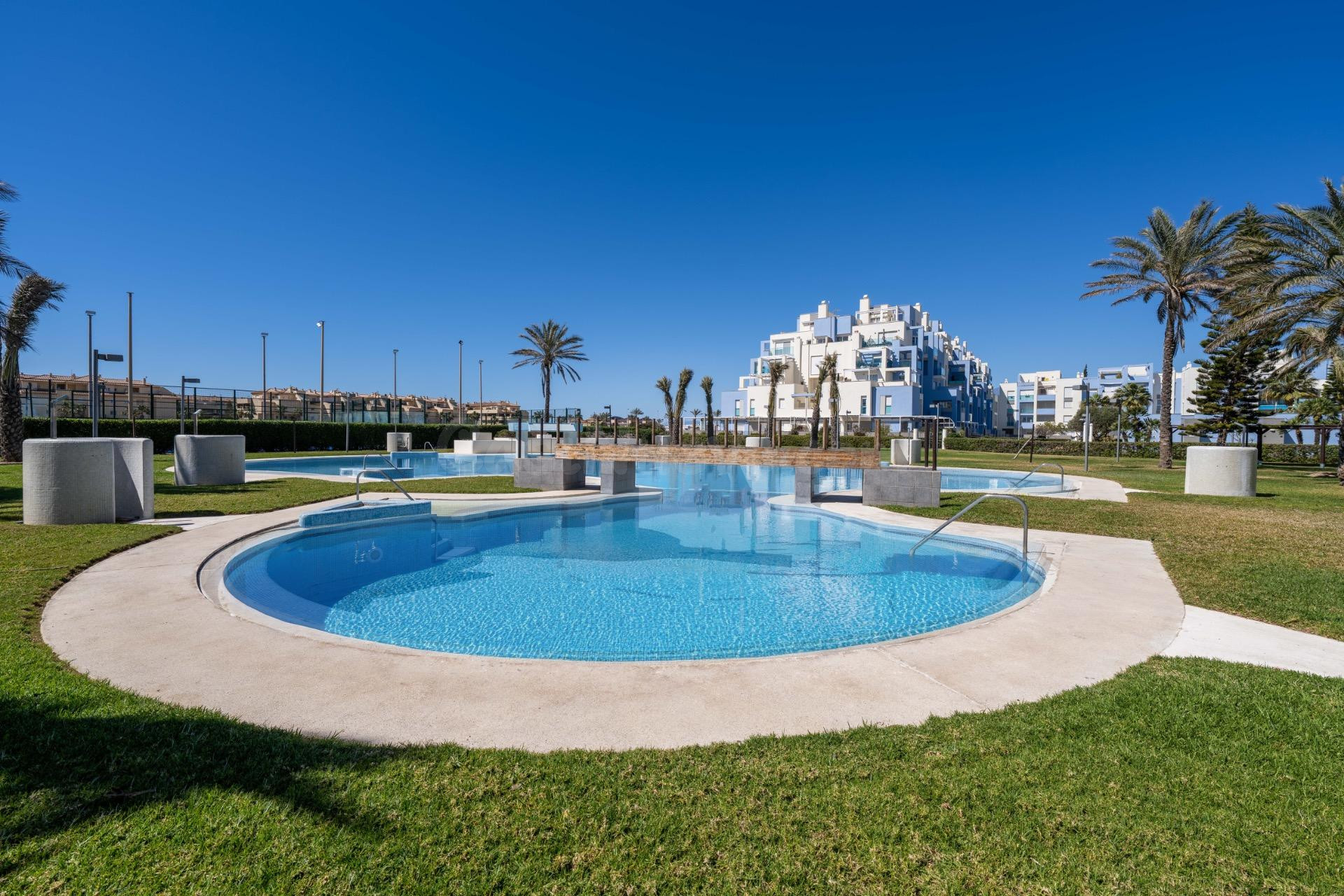Exclusiva vivienda en esquina con grandes terrazas y vistas  - foto 3