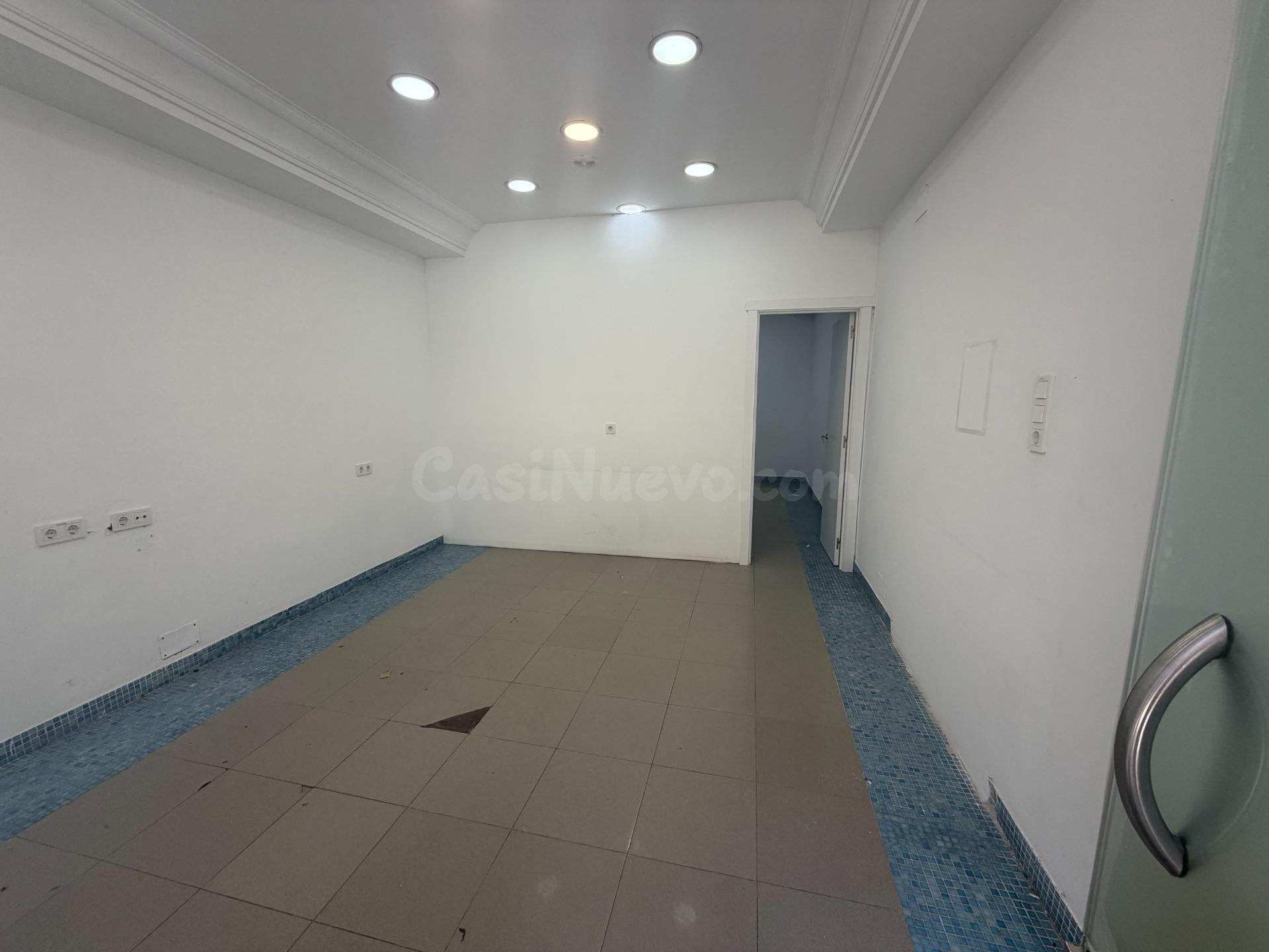 Bonito local en calle transitada - foto 4