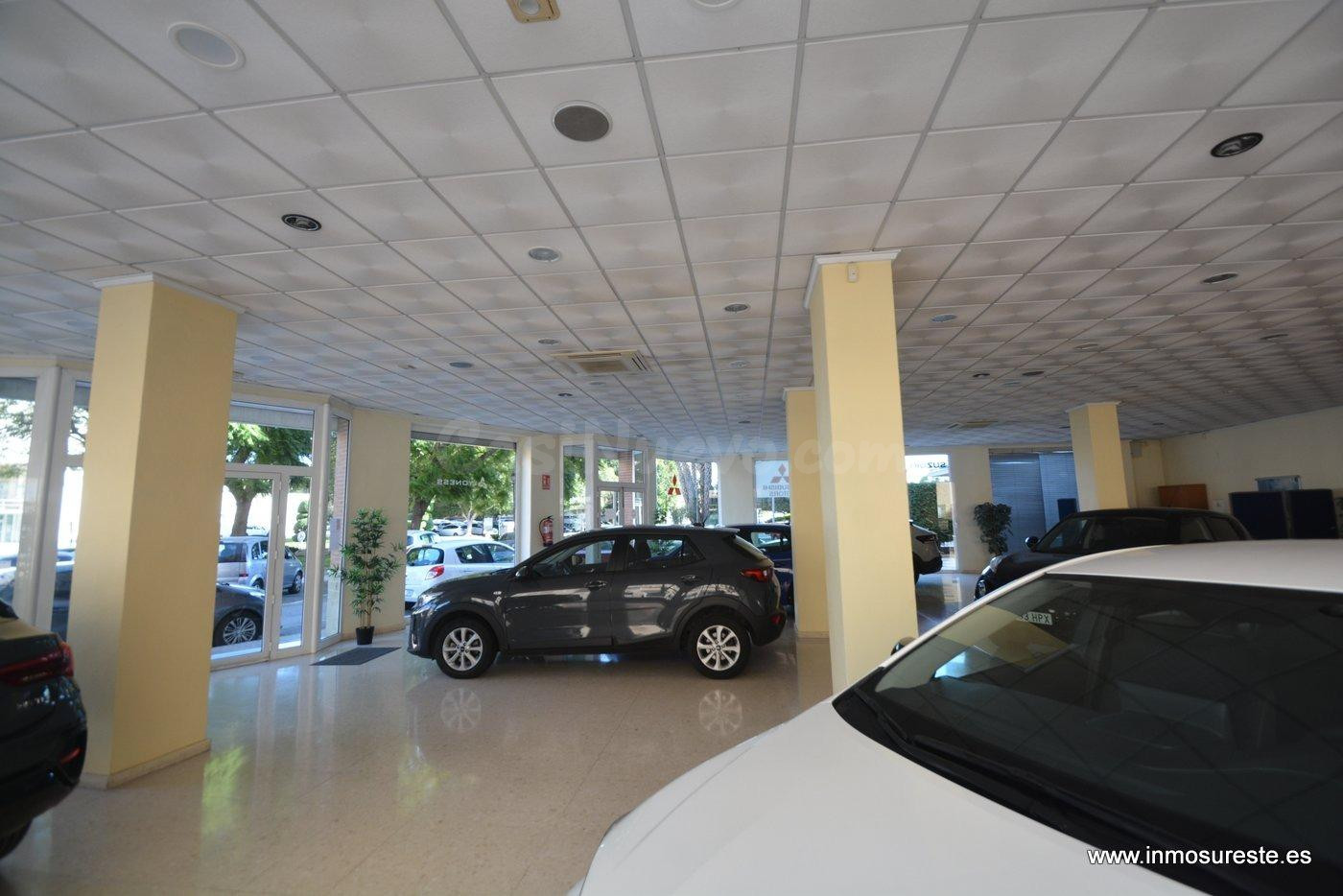 Amplio Local Comercial en Orihuela. Ideal para inversión.