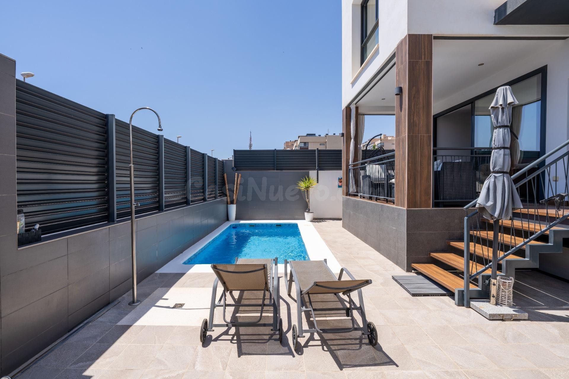 Espectacular chalet de diseño con piscina privada en Villablanca (Almería) - foto 2