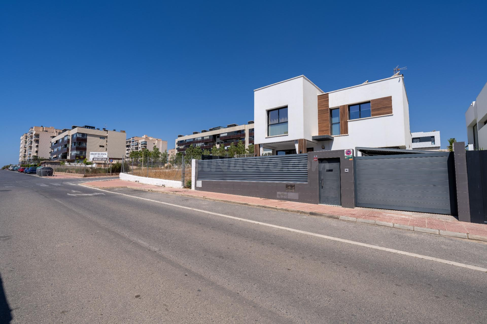 Espectacular chalet de diseño con piscina privada en Villablanca (Almería) - foto 3