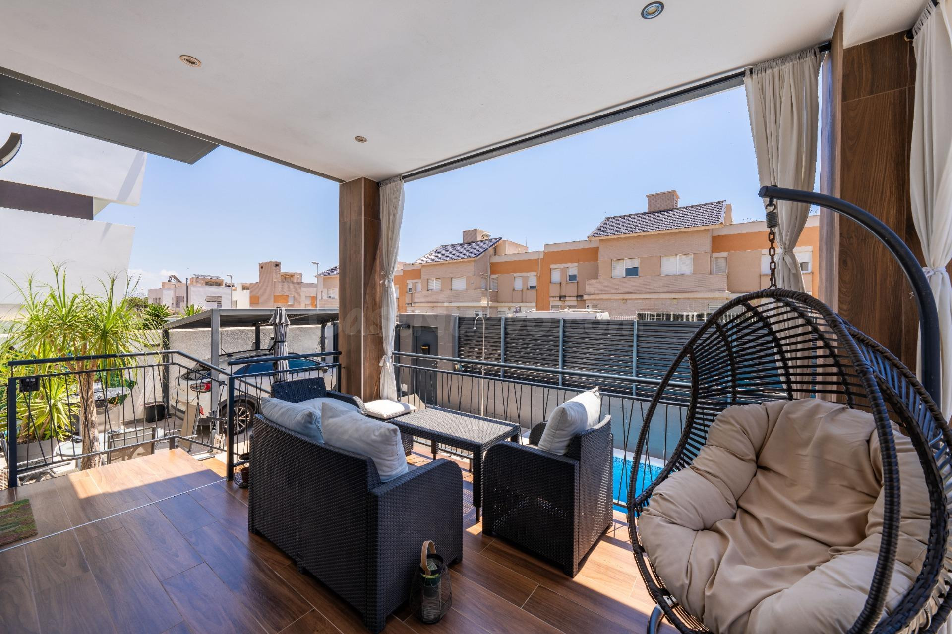 Espectacular chalet de diseño con piscina privada en Villablanca (Almería) - foto 4
