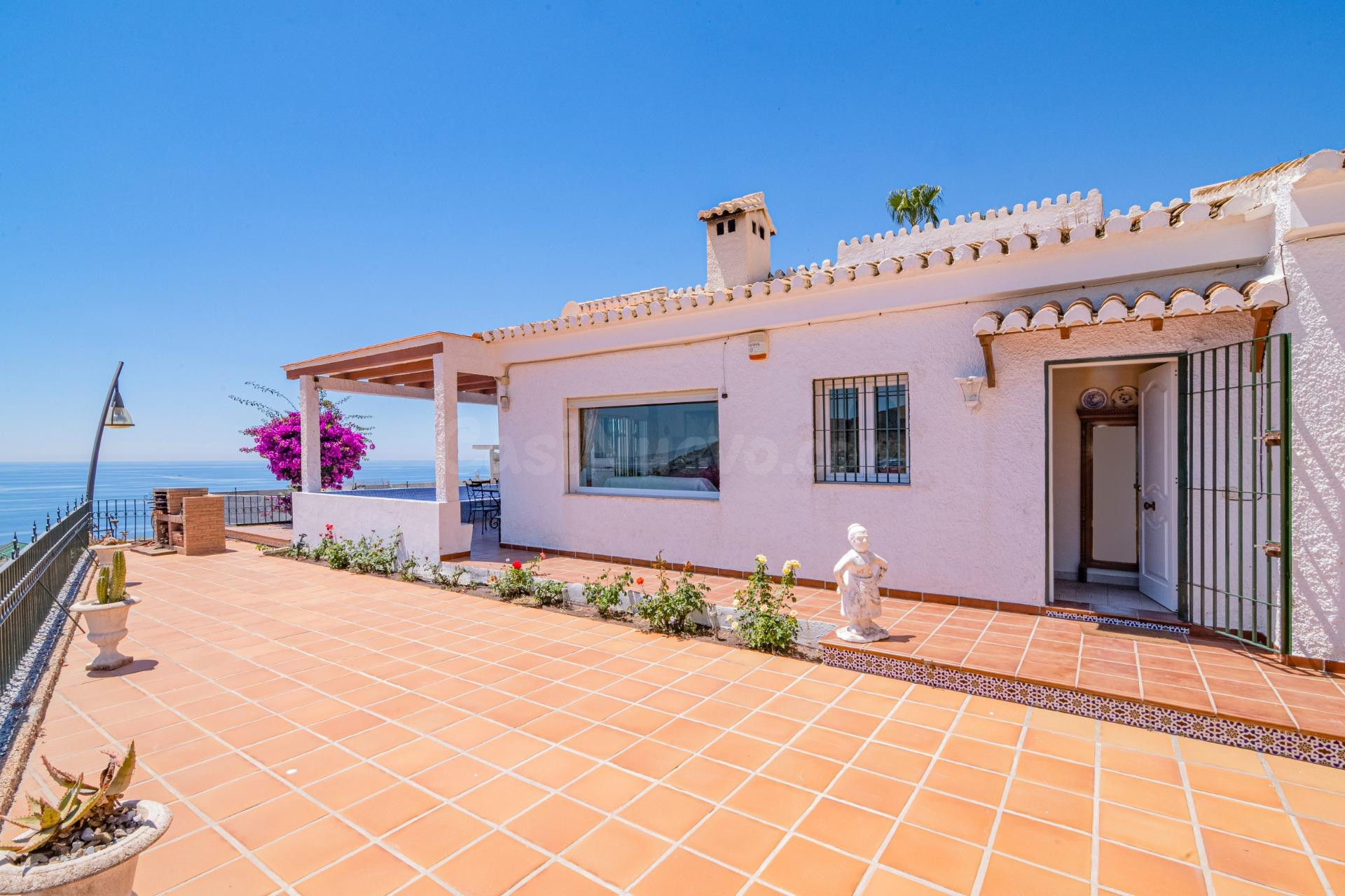 EN VENTA: Chalet con Piscina con amplio espacio exterior en 