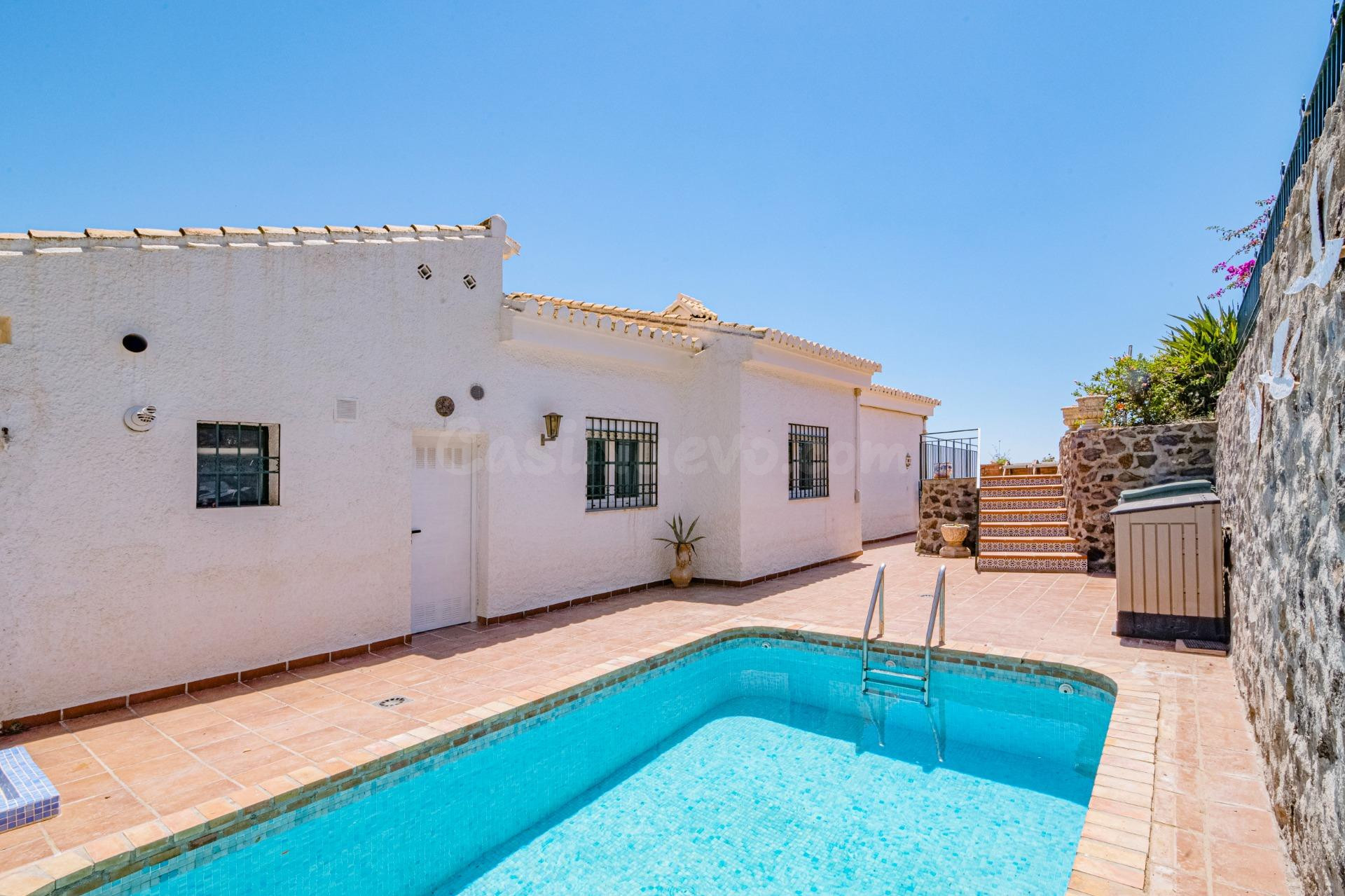 EN VENTA: Chalet con Piscina con amplio espacio exterior en  - foto 2