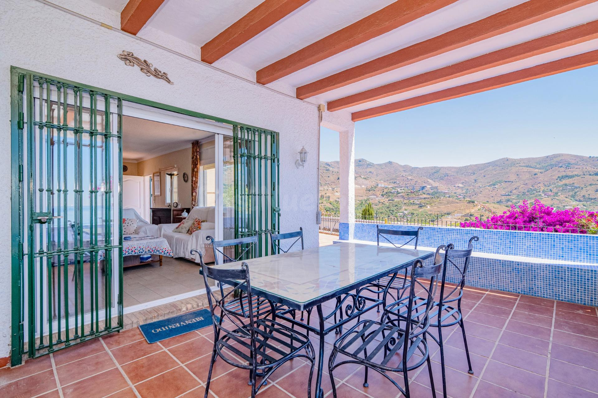 EN VENTA: Chalet con Piscina con amplio espacio exterior en  - foto 3