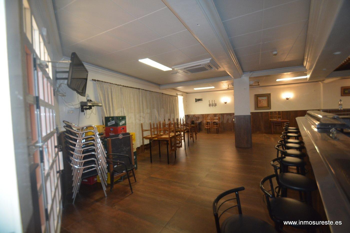 ¡¡ PRECIO REBAJADO !! Planta baja acondicionada como bar y v - foto 2