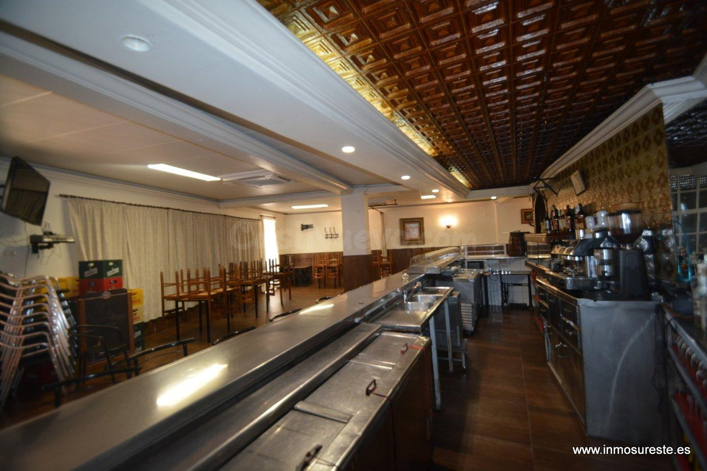 ¡¡ PRECIO REBAJADO !! Planta baja acondicionada como bar y v - foto 4