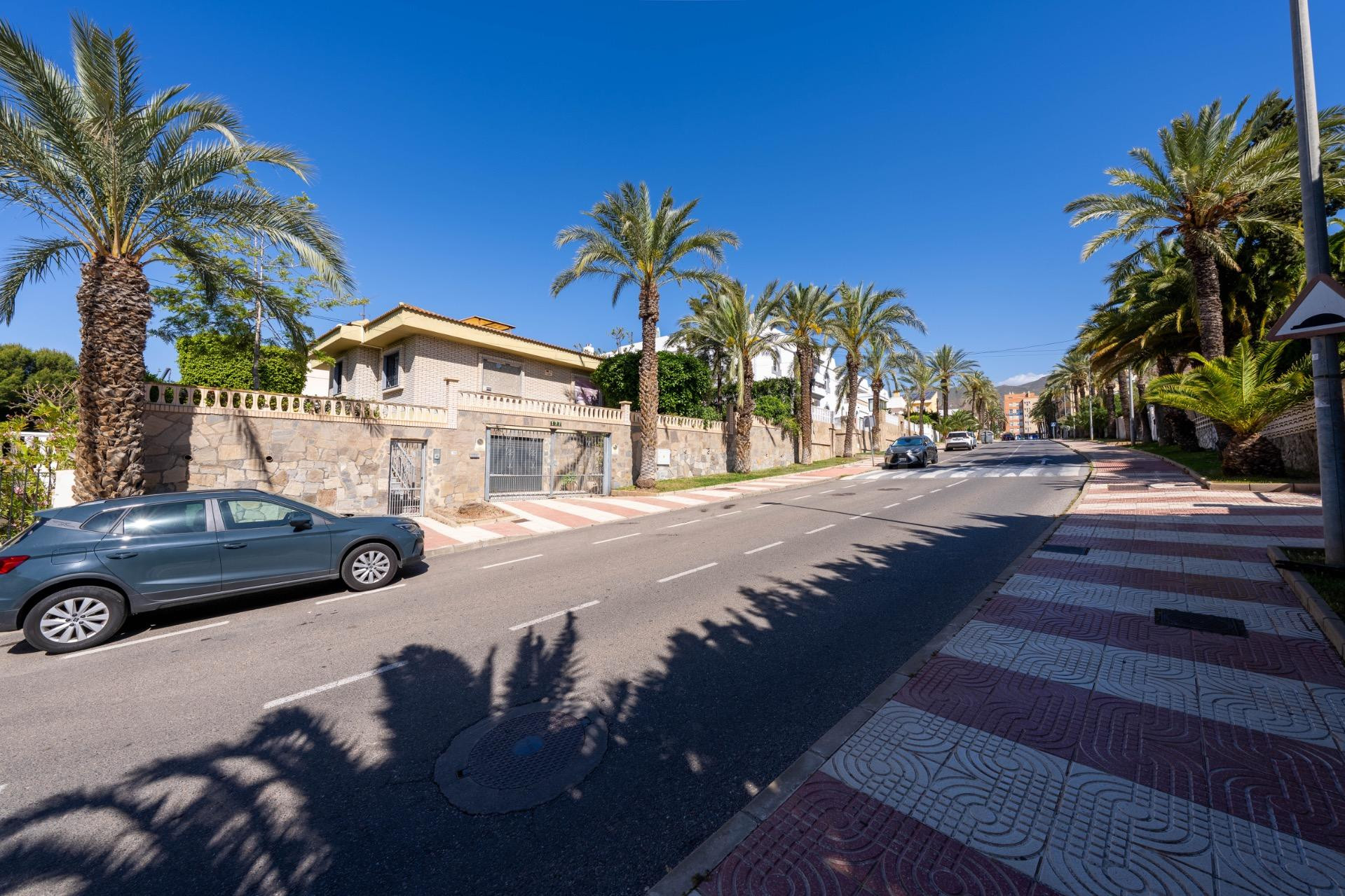 Exclusivo chalet independiente con piscina a 250 metros del 