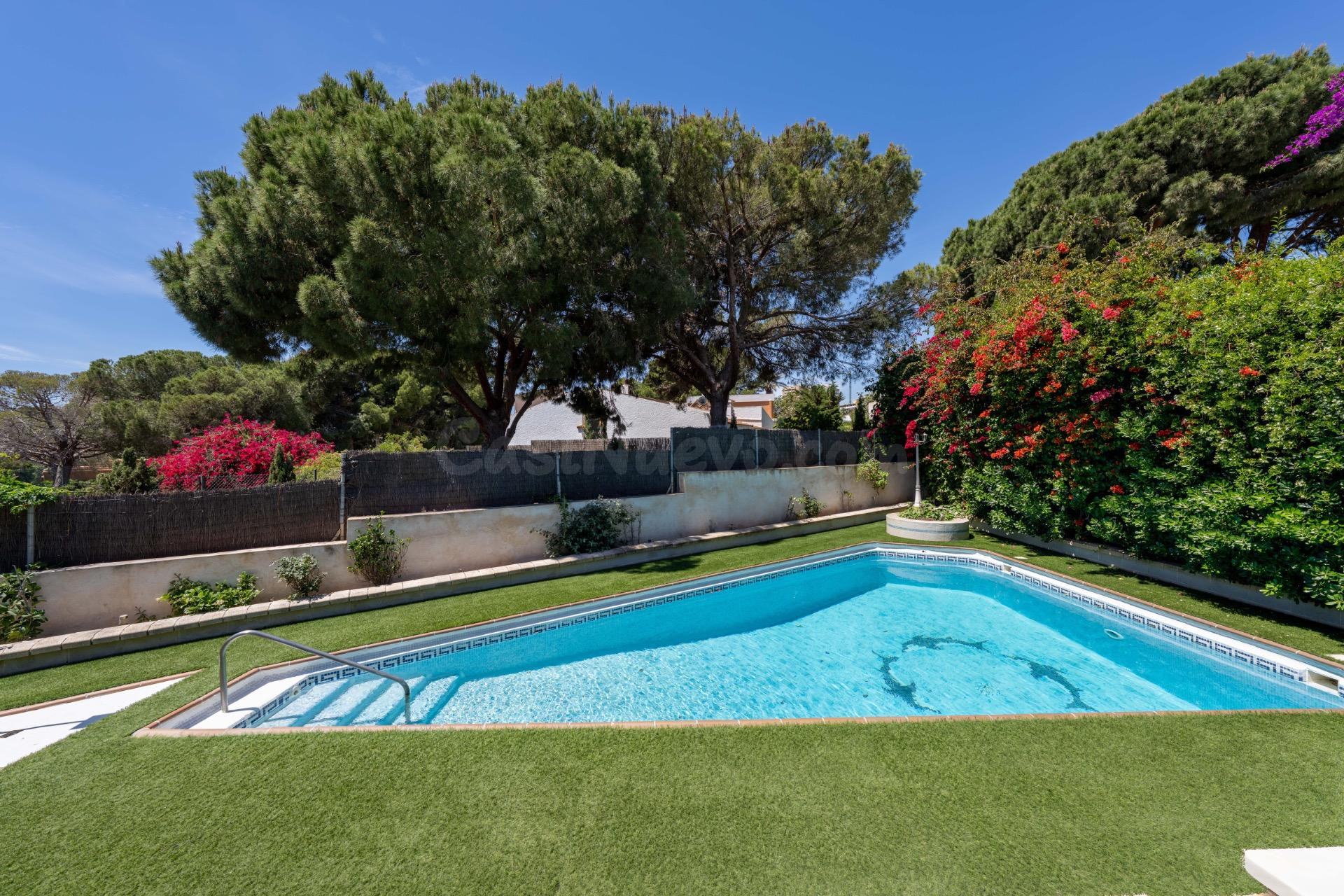 Exclusivo chalet independiente con piscina a 250 metros del  - foto 3